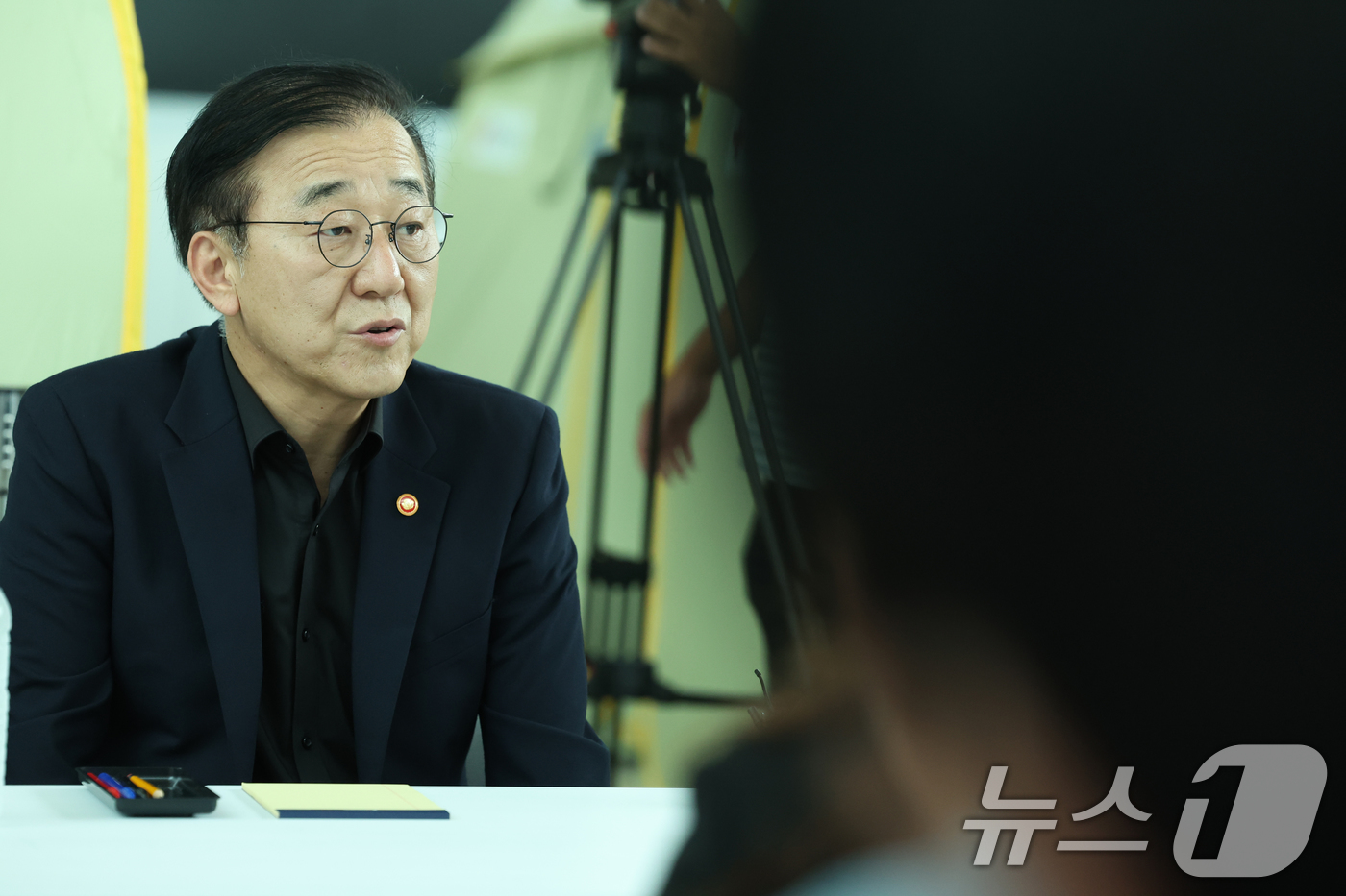 (무안=뉴스1) 이승현 기자 = 김윤덕 국토교통부 장관이 추석 연휴 둘째날인 4일 전남 무안국제공항 12·29 무안공항 제주항공 여객기 참사 유가족과 면담하고 있다. 2025.10 …