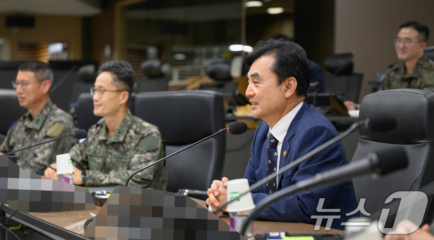 (서울=뉴스1) = 안규백 국방부 장관이 추석 연휴 둘째 날인 4일 합동참모본부 전투통제실에서 해외파병부대 장병들과 화상 통화를 하며 격려하고 있다. (국방부 제공. 재판매 및 D …