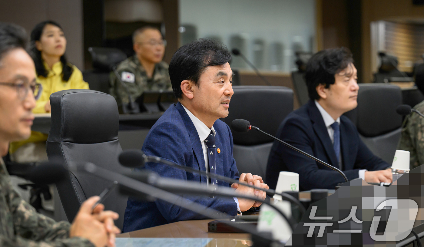 (서울=뉴스1) = 안규백 국방부 장관이 추석 연휴 둘째 날인 4일 합동참모본부 전투통제실에서 해외파병부대 장병들과 화상 통화를 하며 격려하고 있다. (국방부 제공. 재판매 및 D …