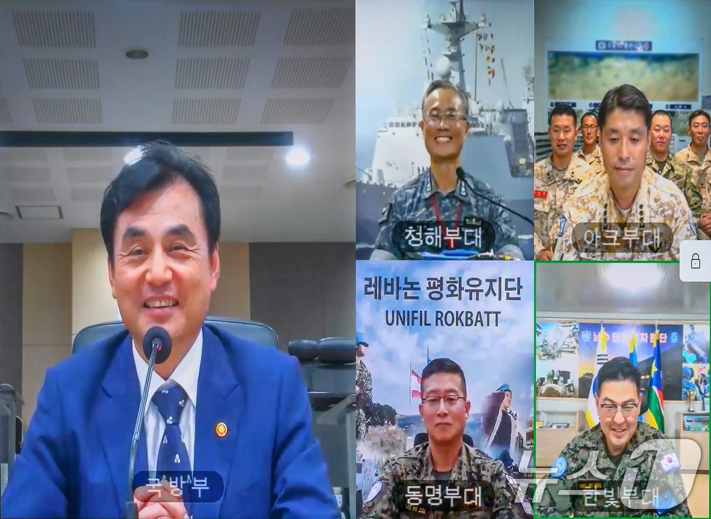(서울=뉴스1) = 안규백 국방부 장관이 추석 연휴 둘째 날인 4일 합동참모본부 전투통제실에서 해외파병부대 장병들과 화상 통화를 하며 격려하고 있다. (국방부 제공. 재판매 및 D …