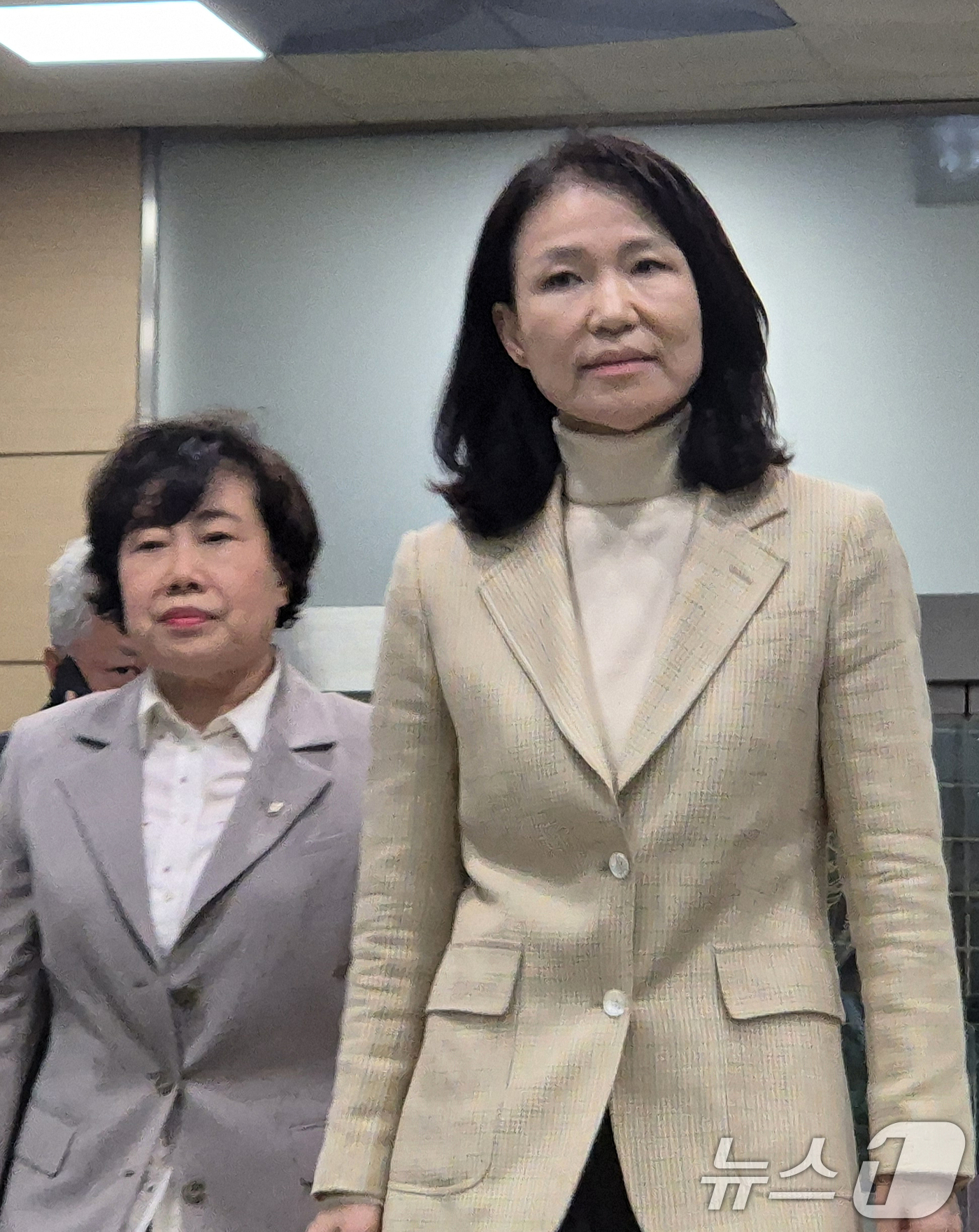 (서울=뉴스1) 신윤하 기자 = 이진숙 전 방송통신위원장이 4일 오후 서울 영등포경찰서에서 석방돼 귀가하고 있다. 이날 체포적부심사 심문을 진행한 법원은 이 전 위원장의 청구를 인 …