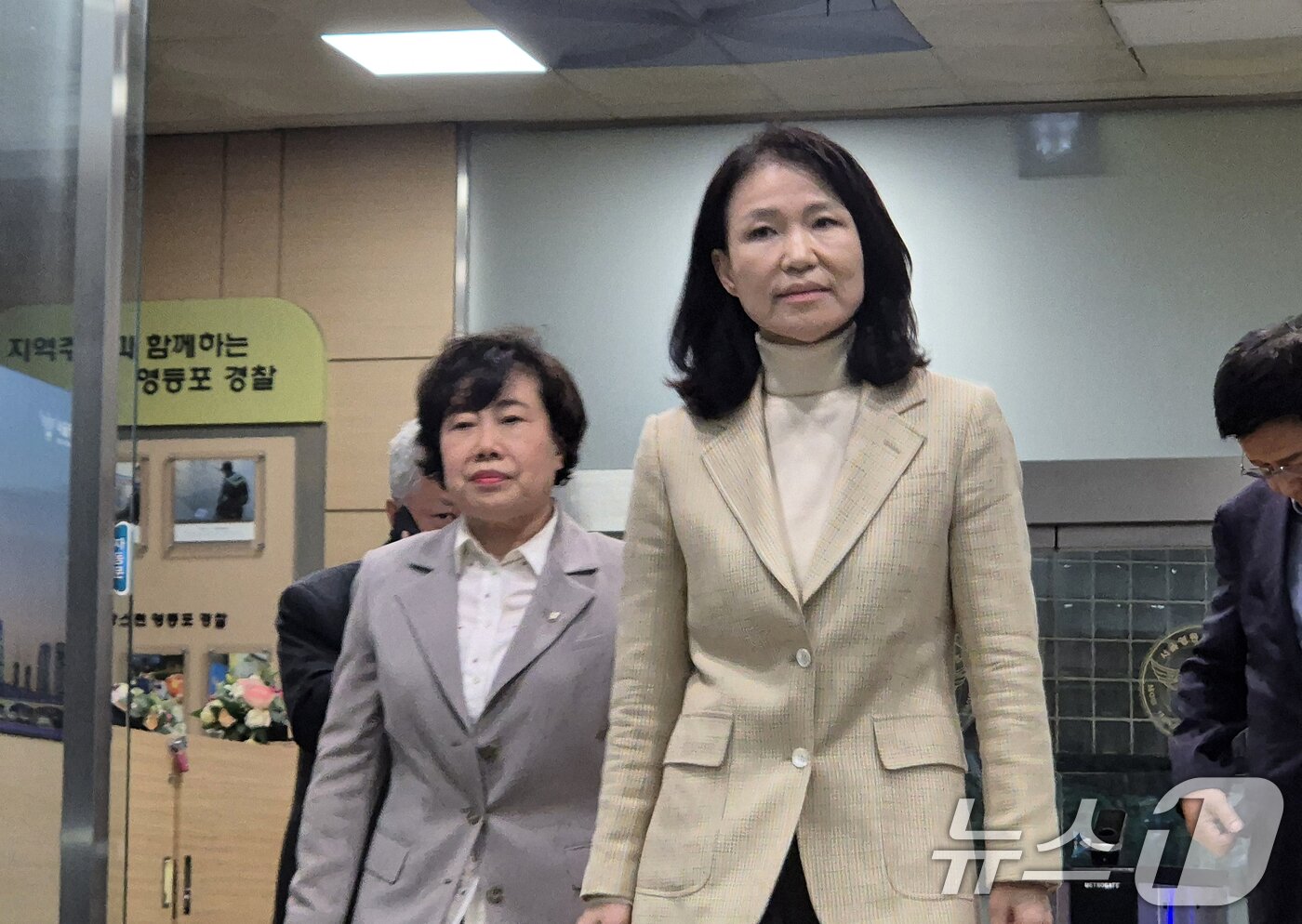 본문 이미지 - 이진숙 전 방송통신위원장이 지난 4일 오후 서울 영등포경찰서에서 석방돼 귀가하고 있다. 2025.10.4/뉴스1 ⓒ News1 신윤하 기자