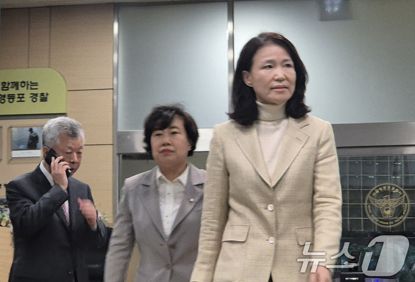 (서울=뉴스1) 신윤하 기자 = 이진숙 전 방송통신위원장이 4일 오후 서울 영등포경찰서에서 석방돼 귀가하고 있다. 이날 체포적부심사 심문을 진행한 법원은 이 전 위원장의 청구를 인 …