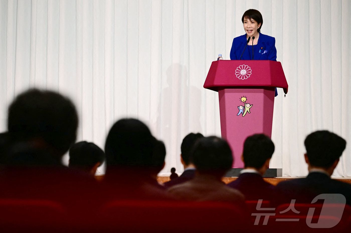 (AFP=뉴스1) 안은나 기자 = 다카이치 사나에가 4일 도쿄에서 자민당 총재 선거 후 당선 기자회견을 하고 있다. "새로운 시대를 열었다"고 연설한 다카이치는 일본 역사상 최초의 …