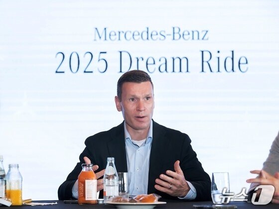 본문 이미지 - 마티아스 바이틀 메르세데스-벤츠 코리아 대표가 지난 6월 제주 &#39;엠버 퓨어힐 호텔 앤드 리조트&#39;에서 미디어를 대상으로 개최한 &#39;2025 벤츠 드림 라이드&#39; 시승 행사에서 기자들의 질문에 답변하고 있다&#40;메르세데스-벤츠 코리아 제공&#41;. 2025.06.23.