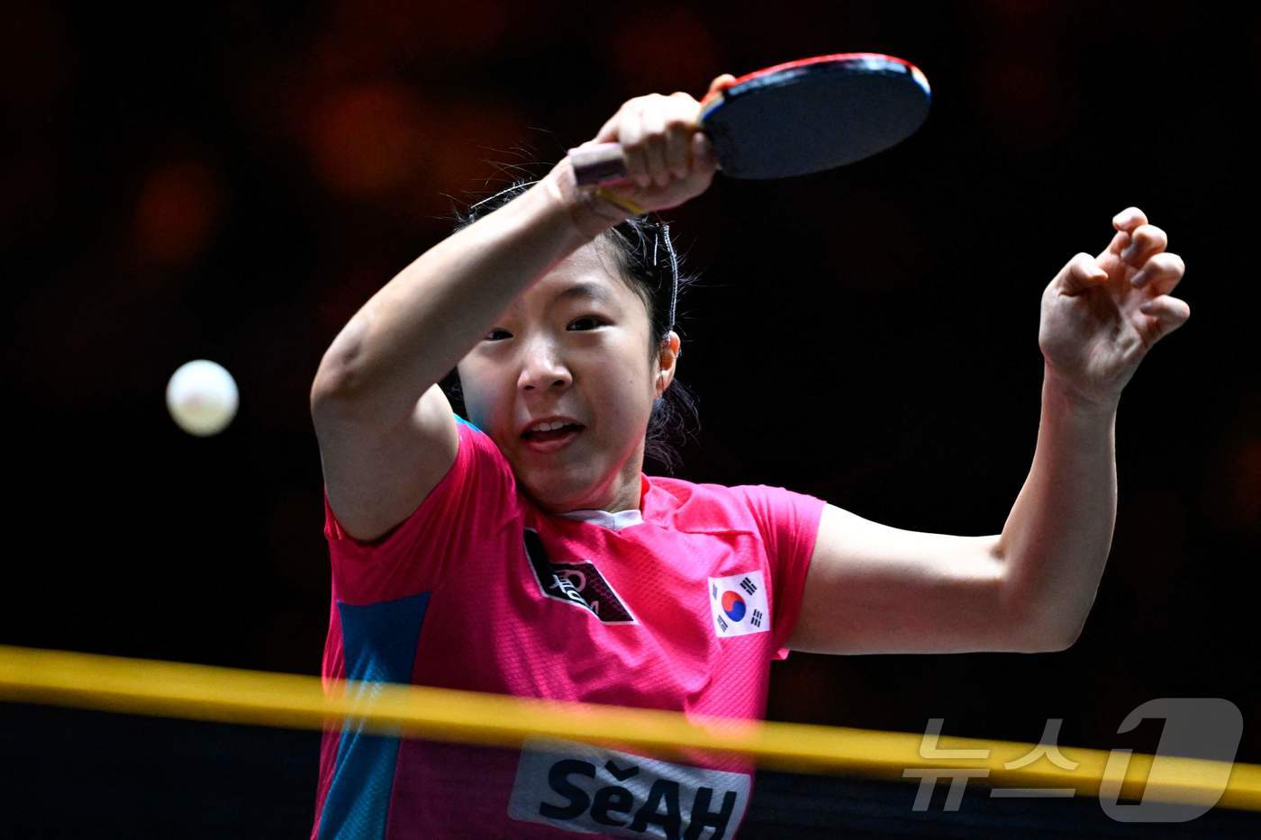 (AFP=뉴스1) 안은나 기자 = 신유빈이 4일 중국 베이징에서 열린 2025 월드테이블테니스(WTT) 중국 스매시 여자단식 준결승전에서 중국 왕만위와 대결을 펼치고 있다.ⓒ AF …