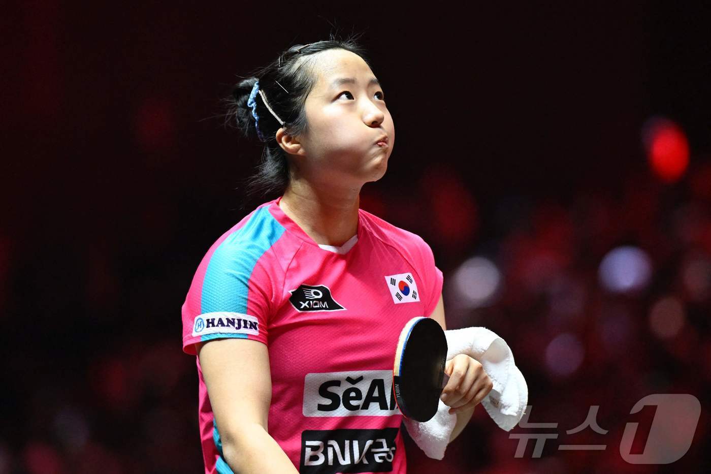 (AFP=뉴스1) 안은나 기자 = 신유빈이 4일 중국 베이징에서 열린 2025 월드테이블테니스(WTT) 중국 스매시 여자단식 준결승전에서 중국 왕만위에게 패한 뒤 아쉬워하고 있다. …