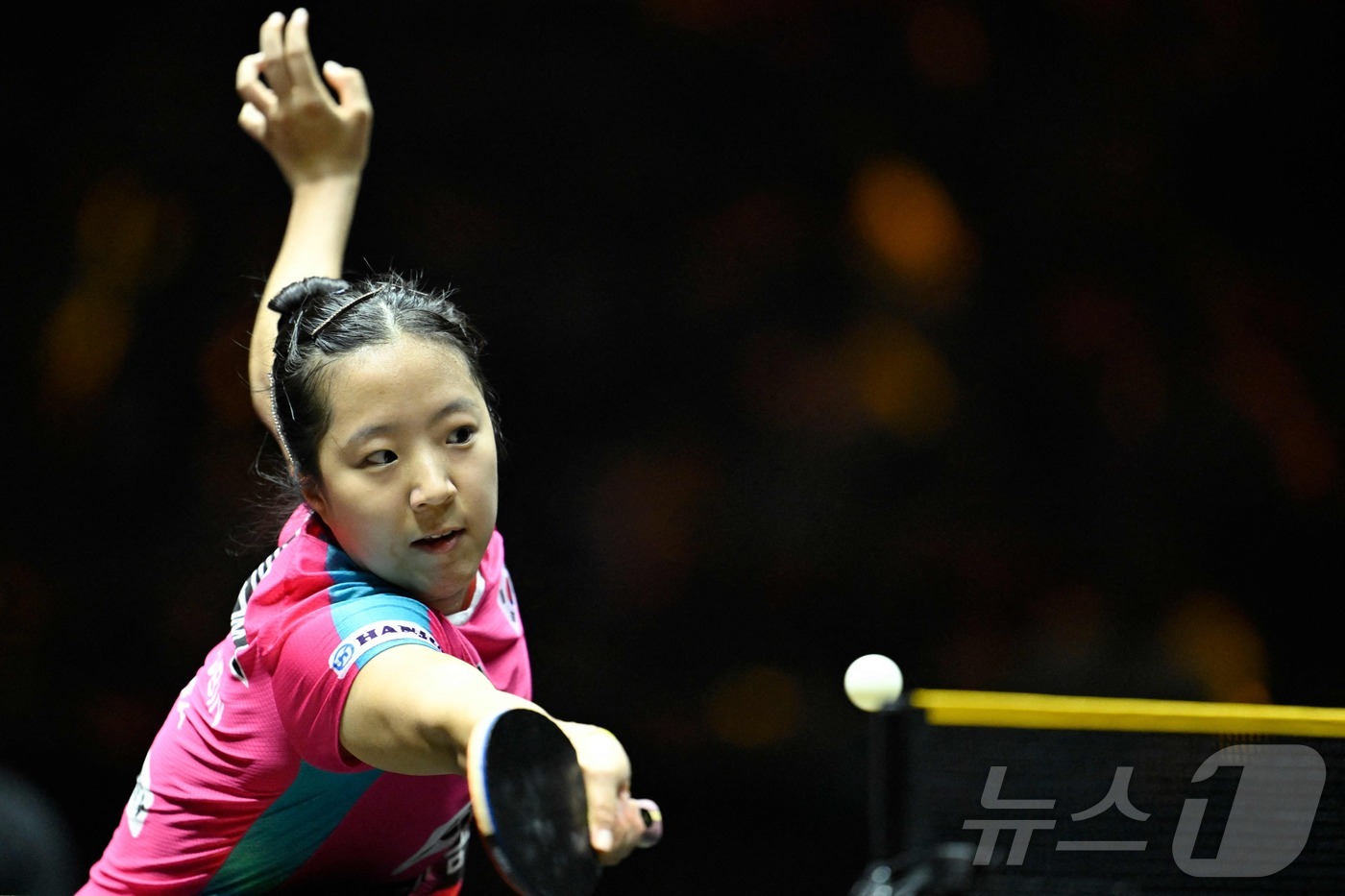 (AFP=뉴스1) 안은나 기자 = 신유빈이 4일 중국 베이징에서 열린 2025 월드테이블테니스(WTT) 중국 스매시 여자단식 준결승전에서 중국 왕만위와 대결을 펼치고 있다.ⓒ AF …
