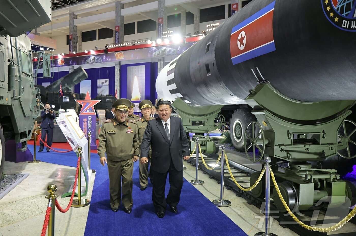 본문 이미지 - &#40;평양 노동신문=뉴스1&#41; = 북한의 무기 전시회인 무장장비전시회 &#39;국방발전-2025&#39;에 참석한 김정은 노동당 총비서. [국내에서만 사용가능. 재배포 금지. DB 금지. For Use Only in the Republic of Korea. Redistribution Prohibited] rodongphoto@news1.kr