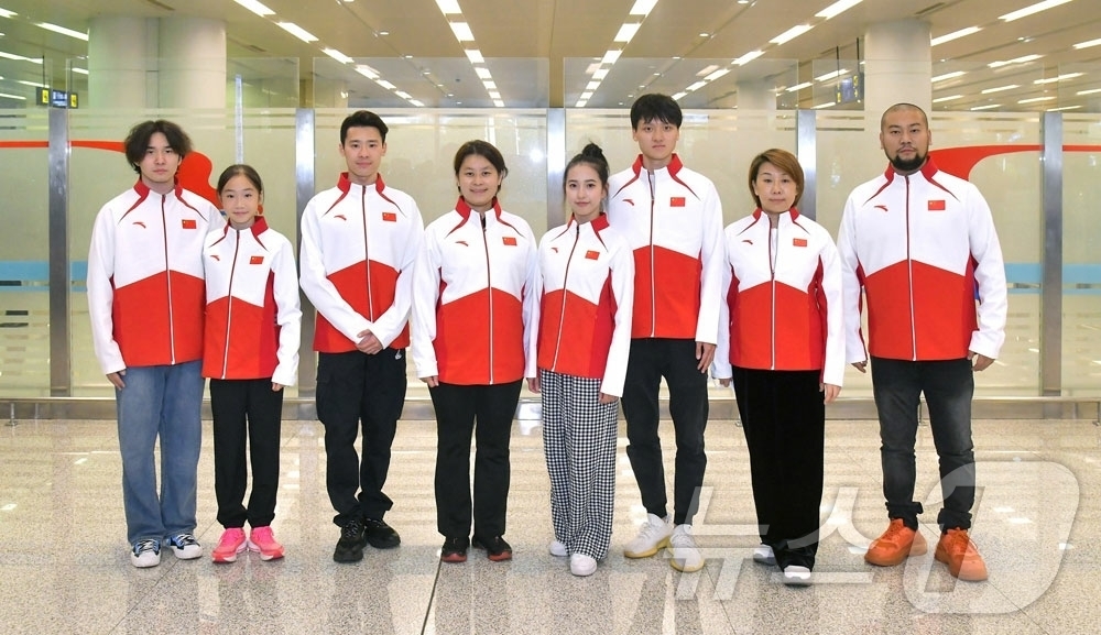 (평양 노동신문=뉴스1) = 북한 노동당 기관지 노동신문은 5일 "당 창건 80주년에 맞춰 진행되는 평양국제빙상휘거축전에 참가할 중국, 우즈베키스탄 선수들이 4일 도착했다"라고 보 …