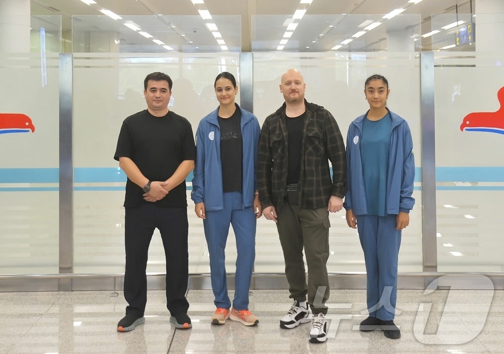 (평양 노동신문=뉴스1) = 북한 노동당 기관지 노동신문은 5일 "당 창건 80주년에 맞춰 진행되는 평양국제빙상휘거축전에 참가할 중국, 우즈베키스탄 선수들이 4일 도착했다"라고 보 …