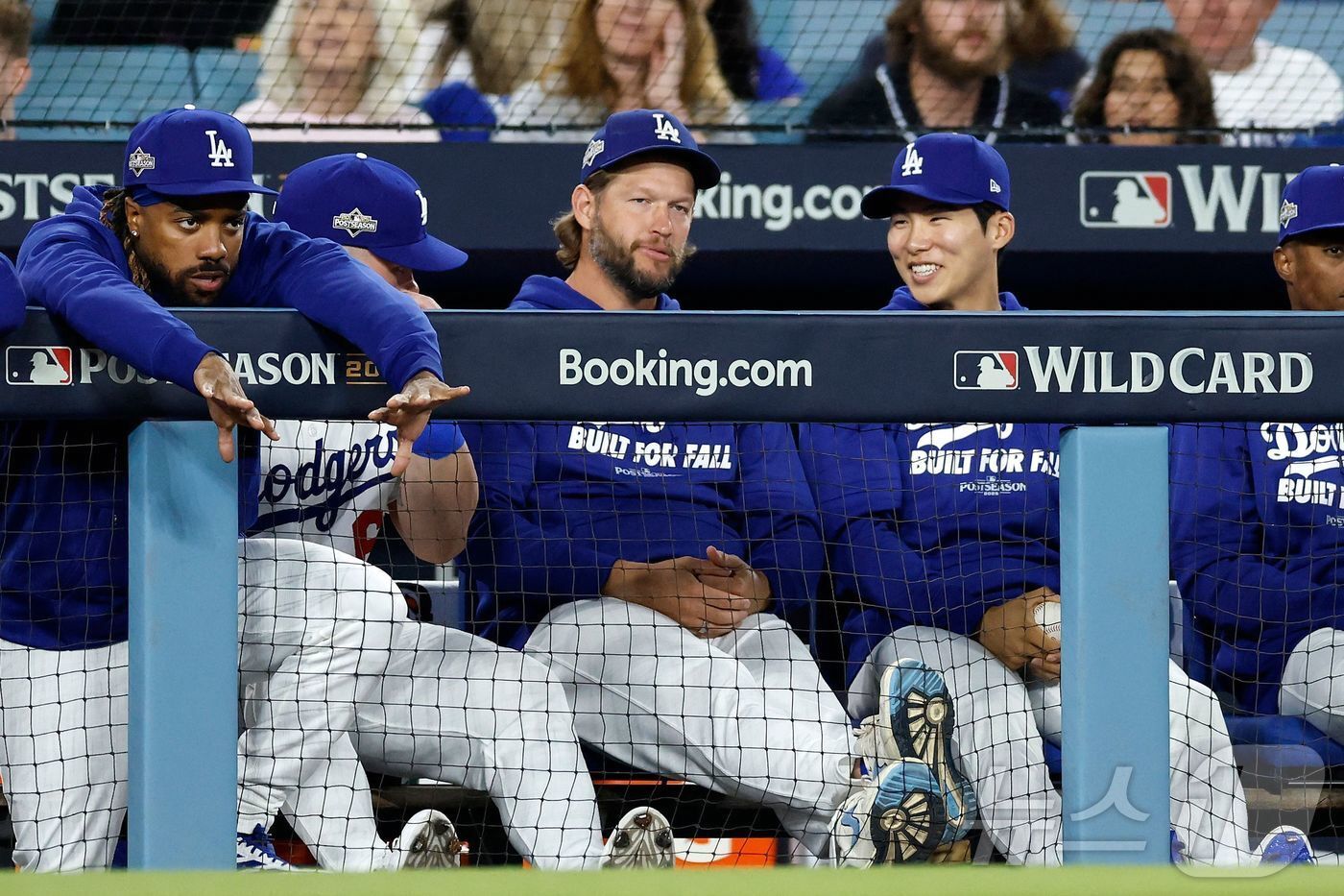 본문 이미지 - 더그아웃에서 대기하는 김혜성&#40;오른쪽&#41;. ⓒ AFP=뉴스1