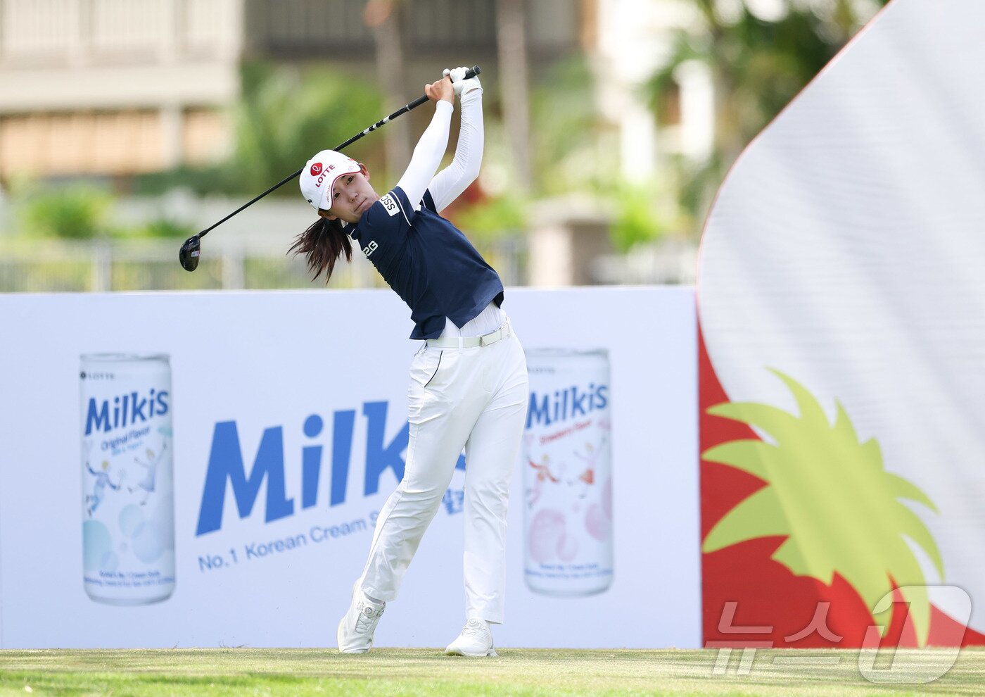본문 이미지 - 황유민이 4일&#40;현지시간&#41; 하와이 오하우섬 에바비치에 위치한 호아칼레이CC에서 열린 &#39;2025 롯데 챔피언십&#39; FR 2번홀에서 티샷하고 있다. &#40;대홍기획 제공. 재판매 및 DB 금지&#41; 2025.10.5/뉴스1
