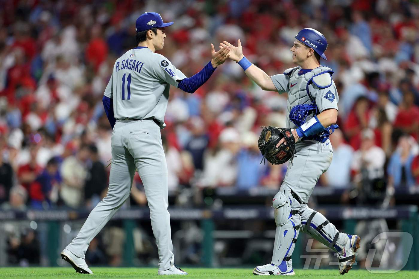 본문 이미지 - LA 다저스 사사키 로키&#40;왼쪽&#41;가 5일&#40;한국시간&#41; 열린 필라델피아 필리스와 2025 MLB 내셔널리그 디비전시리즈 1차전에서 구원 등판해 1이닝을 무실점으로 막고 세이브를 기록했다. ⓒ AFP=뉴스1