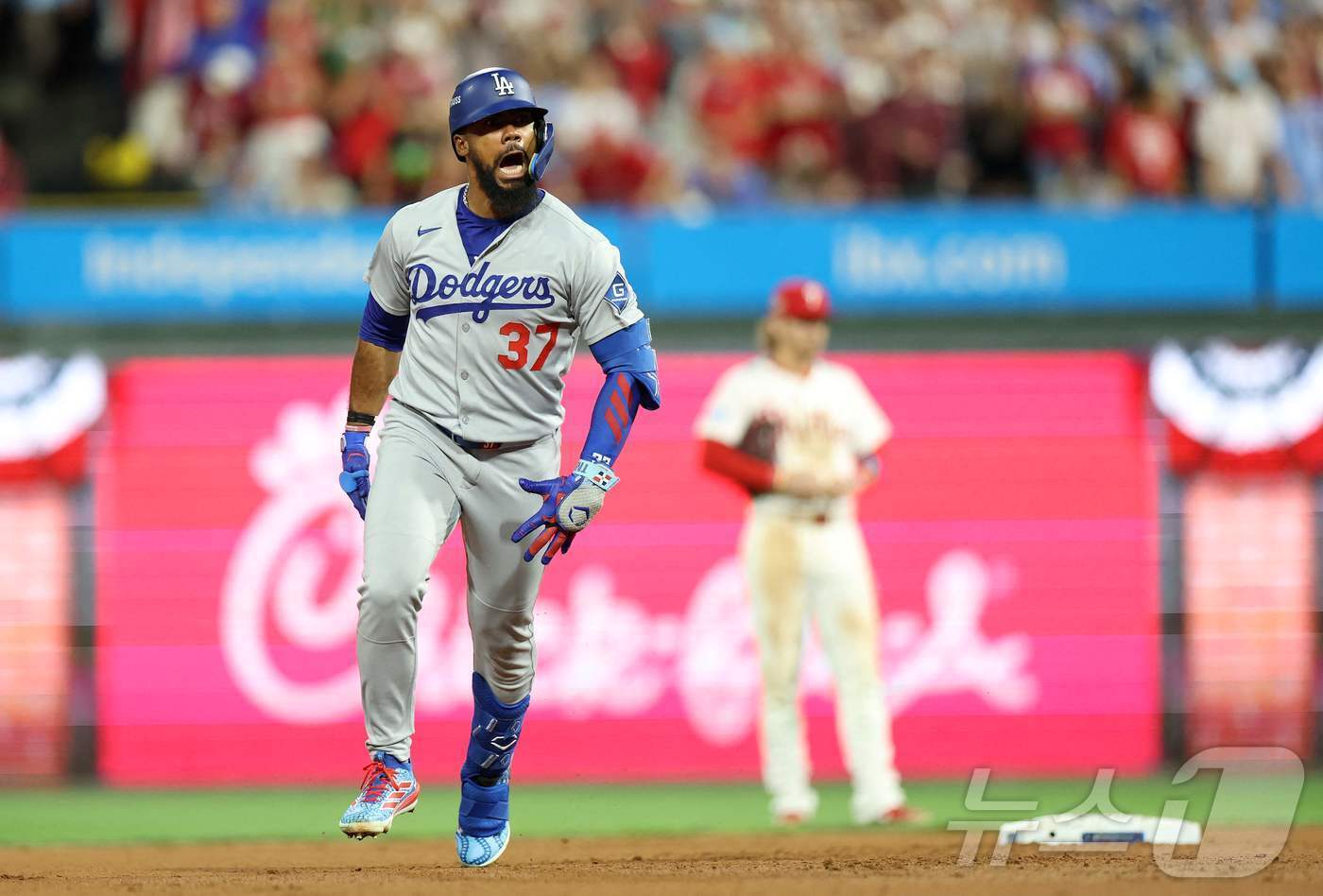 본문 이미지 - LA 다저스 테오스카 에르난데스가 5일&#40;한국시간&#41; 열린 필라델피아 필리스와 2025 MLB 내셔널리그 디비전시리즈 1차전에서 7회초 역전 3점포를 터뜨려 팀의 5-3 승리를 이끌었다. ⓒ AFP=뉴스1