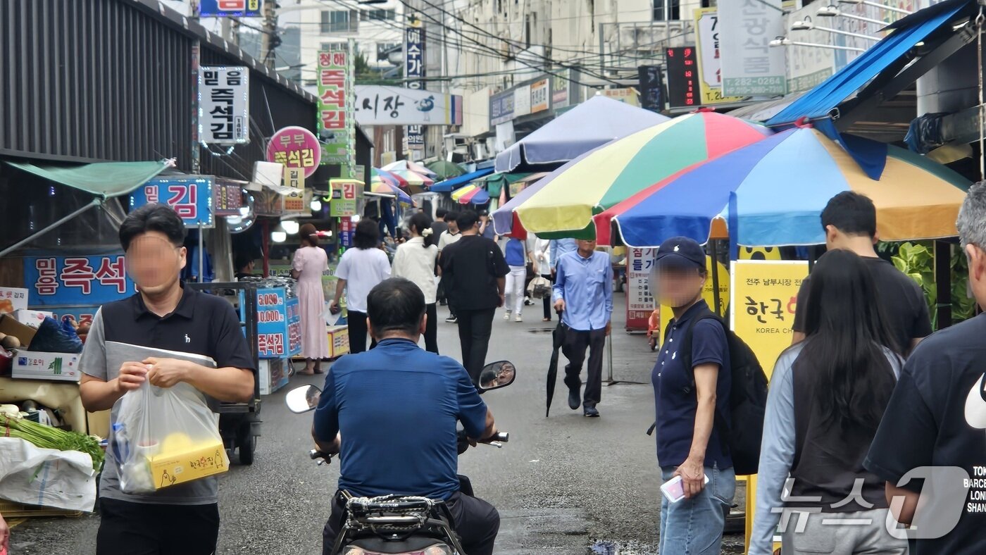 본문 이미지 - 손님들로 붐비는 전주남부시장. 2025.10.5/뉴스1 신준수 기자