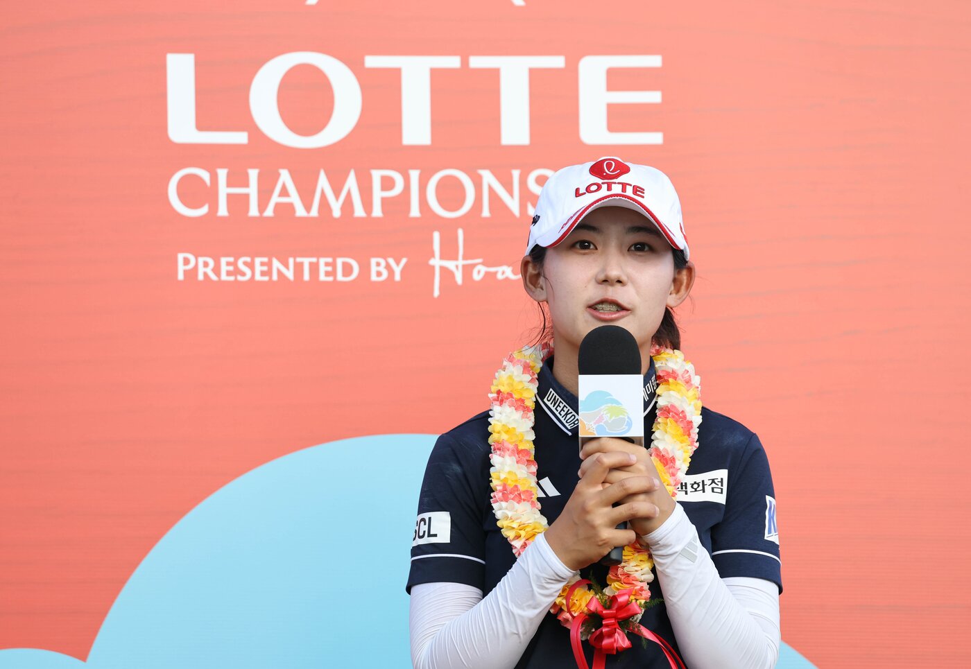 본문 이미지 - 황유민이 4일&#40;현지시간&#41; 하와이 오하우섬 에바비치에 위치한 호아칼레이CC에서 열린 &#39;2025 롯데 챔피언십&#39; 에서 우승 후 소감을 밝히고 있다. &#40;대홍기획 제공. 재판매 및 DB 금지&#41; 2025.10.5/뉴스1