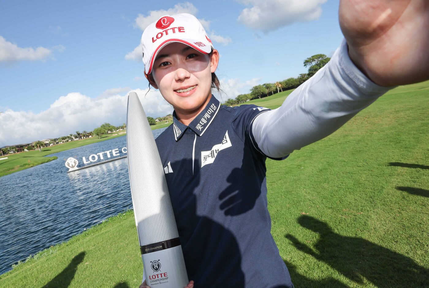 본문 이미지 - 황유민이 4일&#40;현지시간&#41; 하와이 오하우섬 에바비치에 위치한 호아칼레이CC에서 열린 &#39;2025 롯데 챔피언십&#39; 우승 후 트로피를 들고 기념촬영을 하고 있다. &#40;대홍기획 제공. 재판매 및 DB 금지&#41;