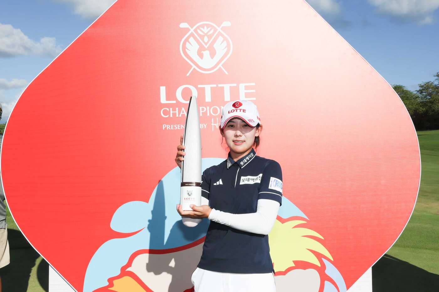 본문 이미지 - 황유민이 4일&#40;현지시간&#41; 하와이 오하우섬 에바비치에 위치한 호아칼레이CC에서 열린 &#39;2025 롯데 챔피언십&#39; 에서 우승 후 트로피를 들어보이고 있다. &#40;대홍기획 제공. 재판매 및 DB 금지&#41; 2025.10.5/뉴스1