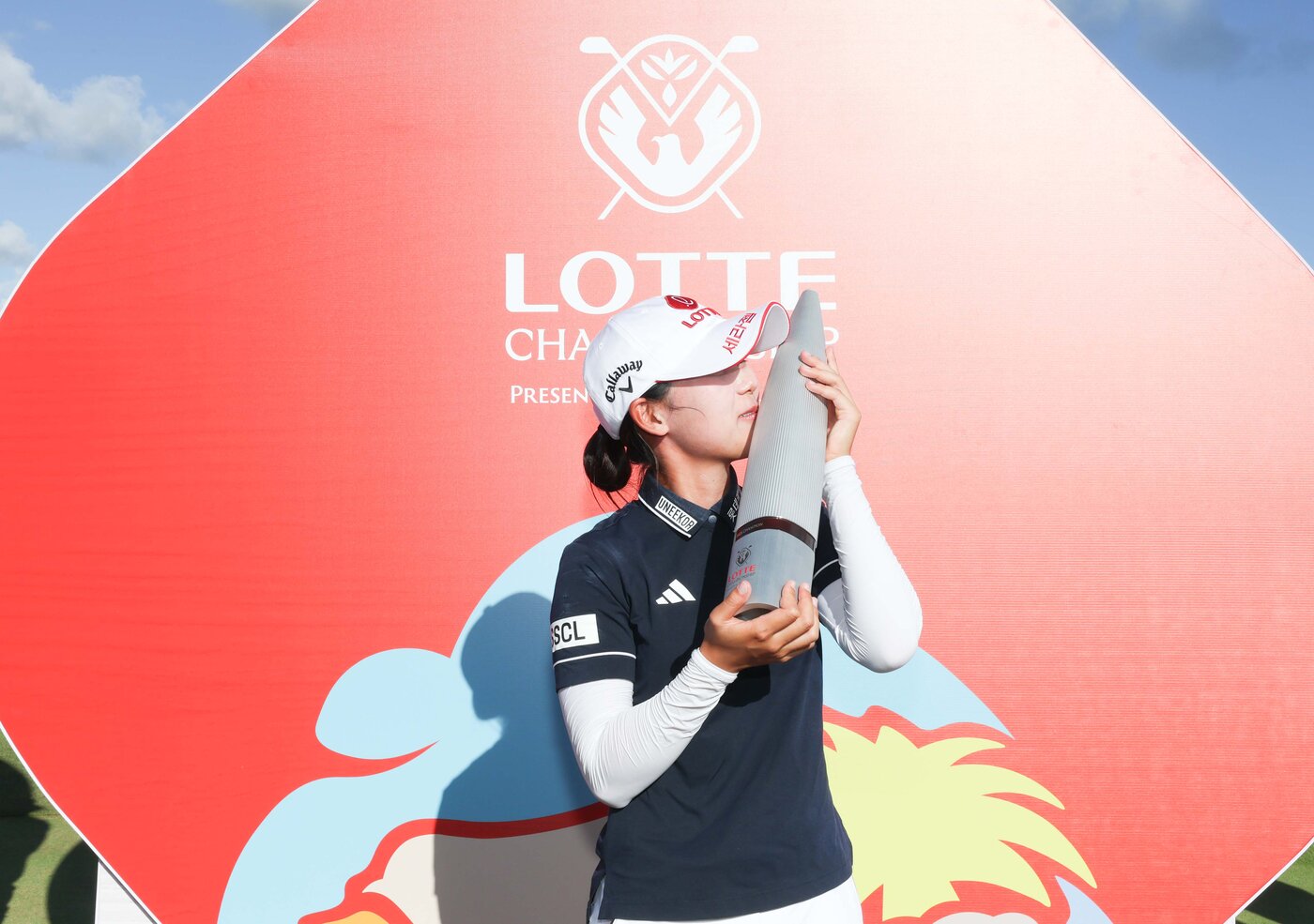 본문 이미지 - 황유민이 4일&#40;현지시간&#41; 하와이 오하우섬 에바비치에 위치한 호아칼레이CC에서 열린 &#39;2025 롯데 챔피언십&#39; 에서 우승 후 트로피에 입을 맞추고 있다. &#40;대홍기획 제공. 재판매 및 DB 금지&#41; 2025.10.5/뉴스1