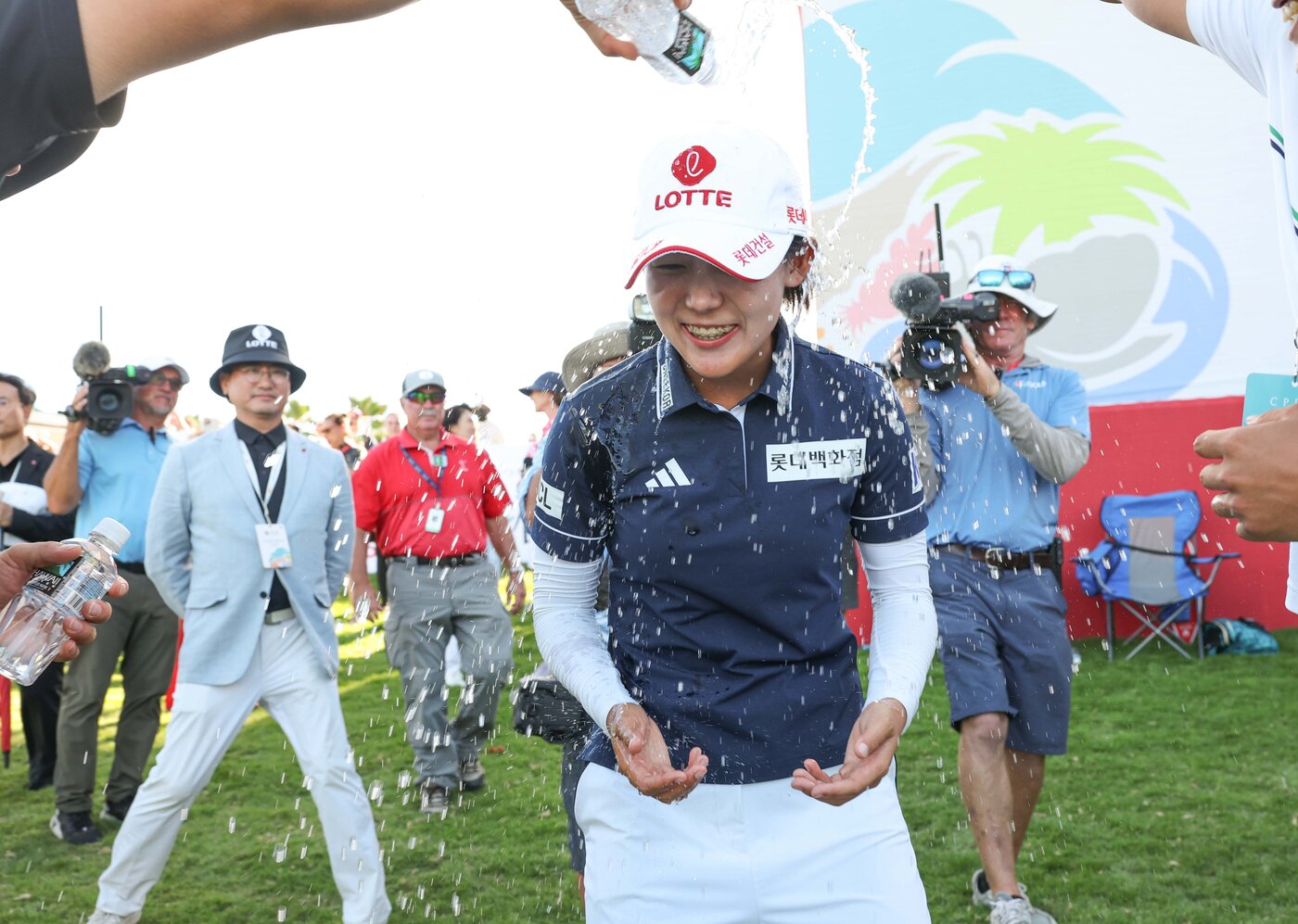 본문 이미지 - 황유민이 4일&#40;현지시간&#41; 하와이 오하우섬 에바비치에 위치한 호아칼레이CC에서 열린 &#39;2025 롯데 챔피언십&#39; 에서 우승 확정 후 동료들의 축하를 받고 있다. &#40;대홍기획 제공. 재판매 및 DB 금지&#41; 2025.10.5/뉴스1