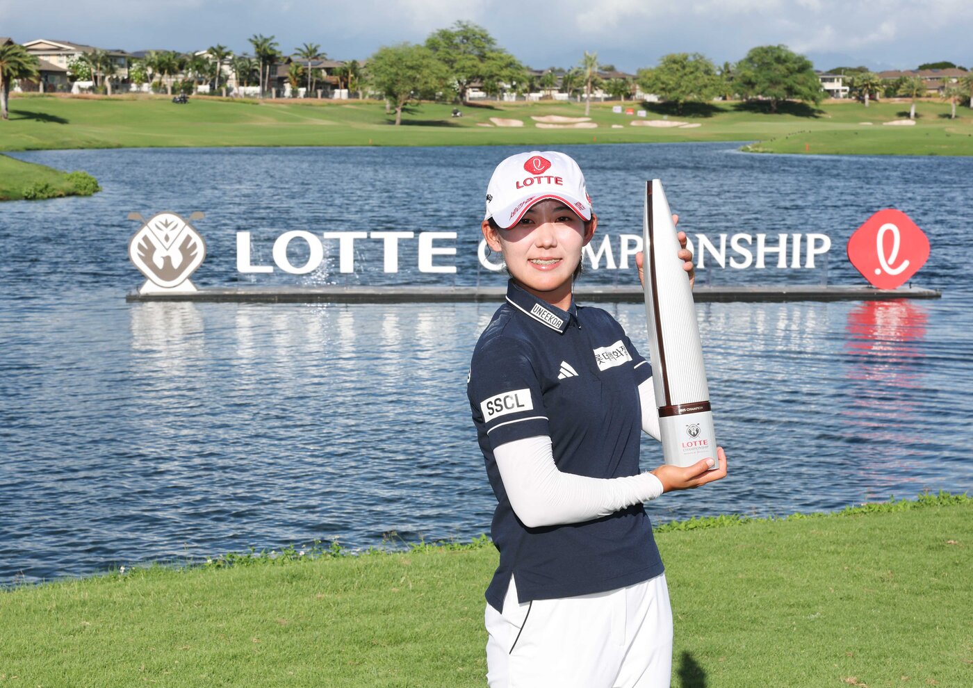 본문 이미지 - 황유민이 4일&#40;현지시간&#41; 하와이 오하우섬 에바비치에 위치한 호아칼레이CC에서 열린 &#39;2025 롯데 챔피언십&#39; 에서 우승 후 트로피와 기념촬영을 하고 있다. &#40;대홍기획 제공. 재판매 및 DB 금지&#41; 2025.10.5/뉴스1
