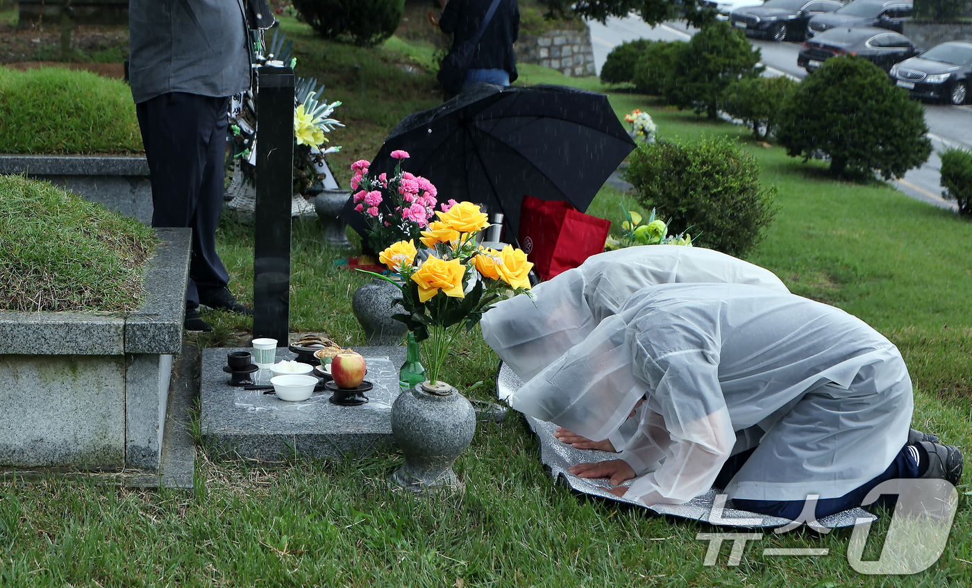 (용인=뉴스1) 박정호 기자 = 추석 명절 연휴인 5일 경기도 용인시 처인구 모현읍 용인공원을 찾은 성묘객들이 차례를 지내고 있다.  2025.10.5/뉴스1