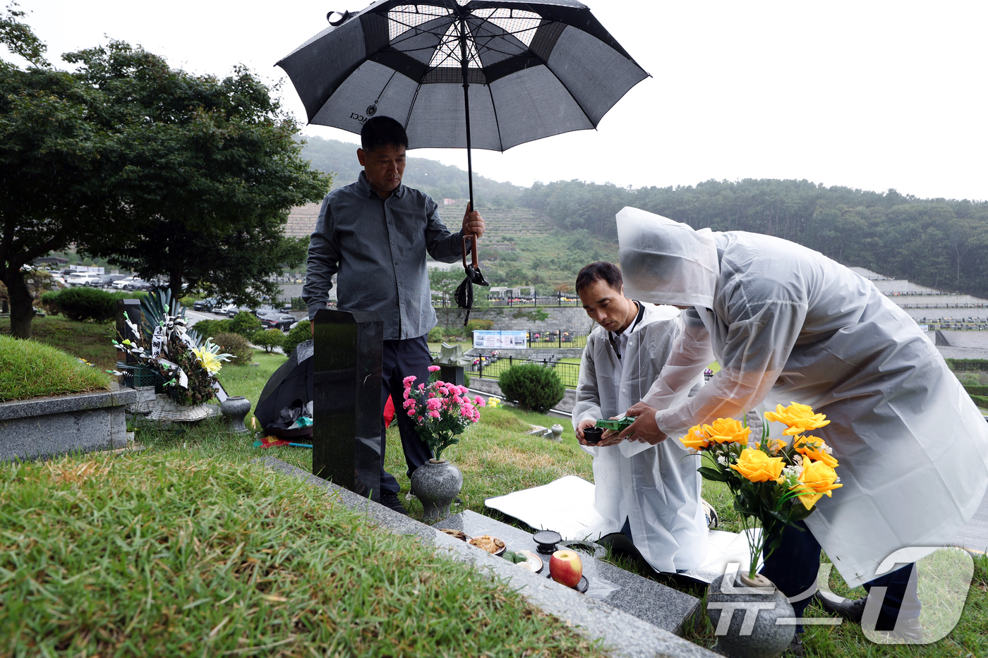 (용인=뉴스1) 박정호 기자 = 추석 명절 연휴인 5일 경기도 용인시 처인구 모현읍 용인공원을 찾은 성묘객들이 차례를 지내고 있다.  2025.10.5/뉴스1