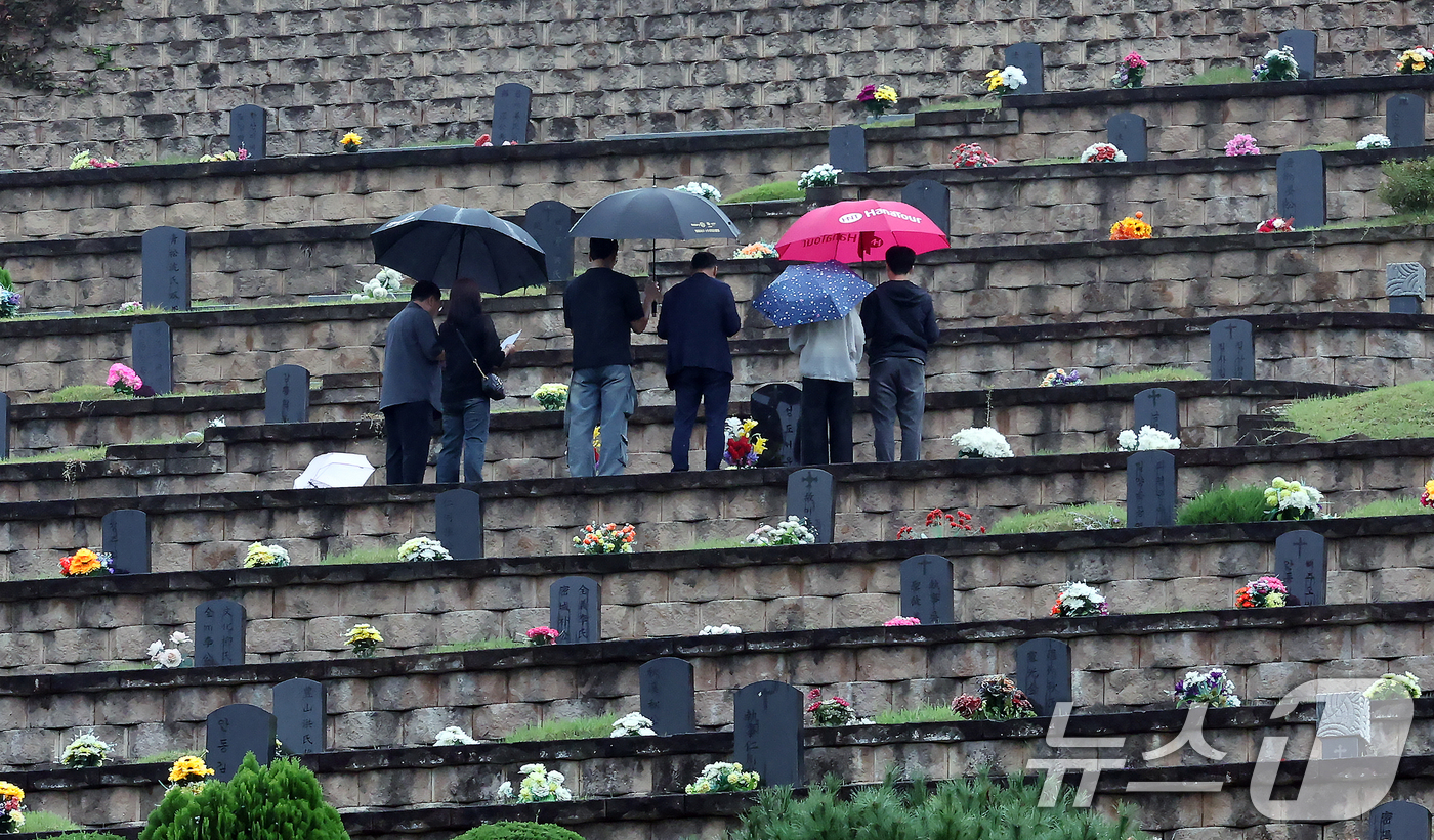 (용인=뉴스1) 박정호 기자 = 추석 명절 연휴인 5일 경기도 용인시 처인구 모현읍 용인공원을 찾은 성묘객들이 제사를 지내고 있다.  2025.10.5/뉴스1