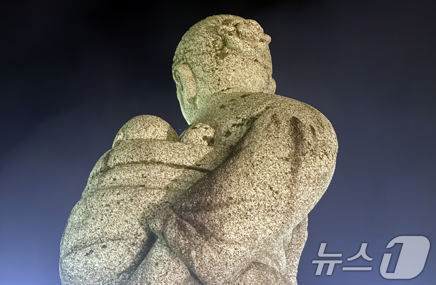 (태백=뉴스1) 김명섭 기자 = 4일 강원도 태백시 낙동강 발원지 황지연못 며느리 동상에 낙서가 돼 있어 추석을 맞아 고향을 찾은 귀성객과 관광객들의 눈살을. 찌푸리게 하고 있다. …