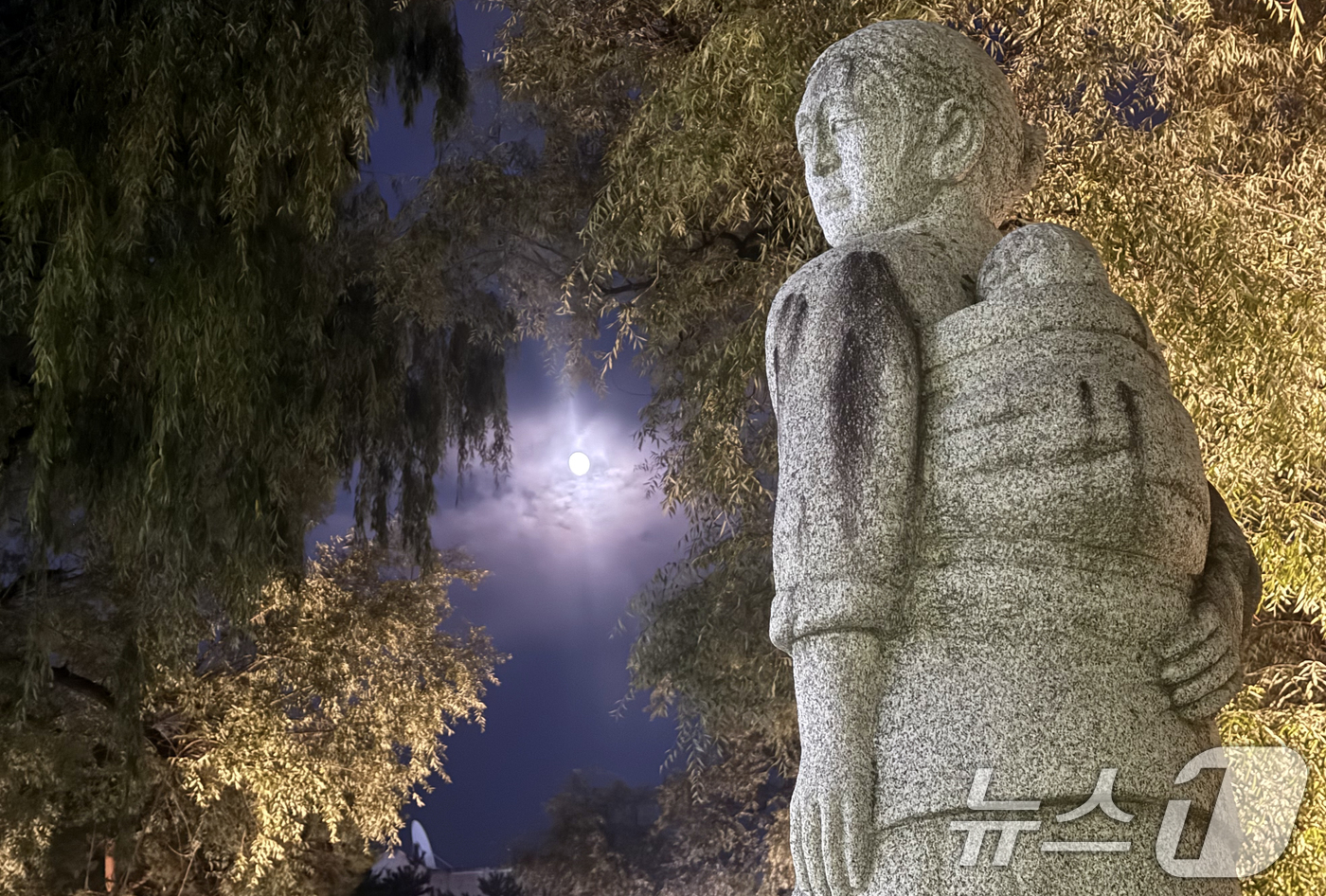 (태백=뉴스1) 김명섭 기자 = 4일 강원도 태백시 낙동강 발원지 황지연못 며느리 동상에 낙서가 돼 있어 추석을 맞아 고향을 찾은 귀성객과 관광객들의 눈살을 찌푸리게 하고 있다.황 …