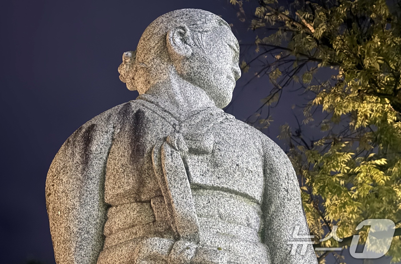 (태백=뉴스1) 김명섭 기자 = 4일 강원도 태백시 낙동강 발원지 황지연못 며느리 동상에 낙서가 돼 있어 추석을 맞아 고향을 찾은 귀성객과 관광객들의 눈살을 찌푸리게 하고 있다.황 …