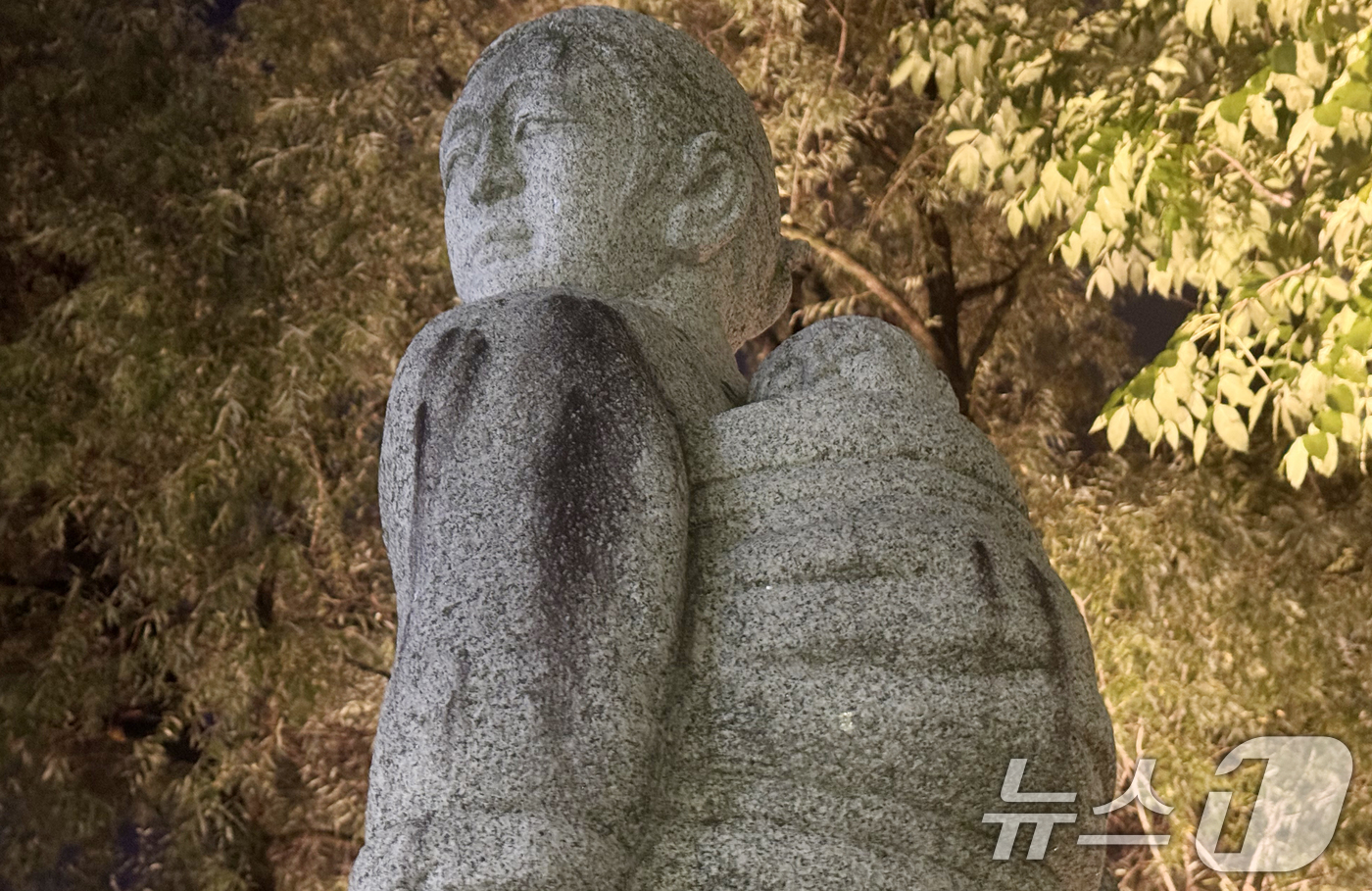 (태백=뉴스1) 김명섭 기자 = 4일 강원도 태백시 낙동강 발원지 황지연못 며느리 동상에 낙서가 돼 있어 추석을 맞아 고향을 찾은 귀성객과 관광객들의 눈살을  찌푸리게 하고 있다. …