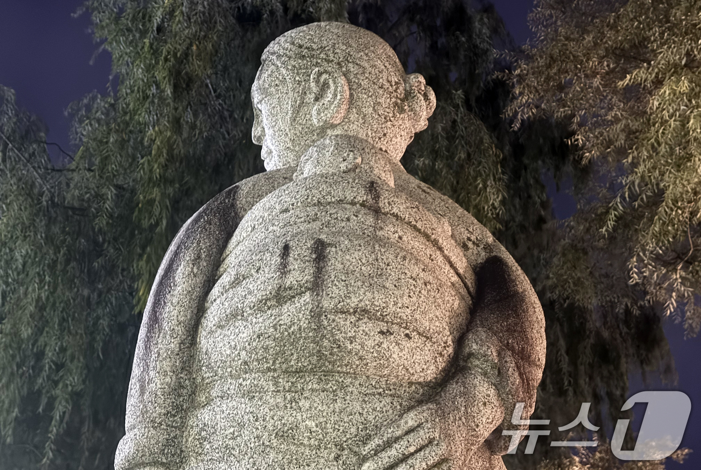 (태백=뉴스1) 김명섭 기자 = 4일 강원도 태백시 낙동강 발원지 황지연못 며느리 동상에 낙서가 돼 있어 추석을 맞아 고향을 찾은 귀성객과 관광객들의 눈살을  찌푸리게 하고 있다. …