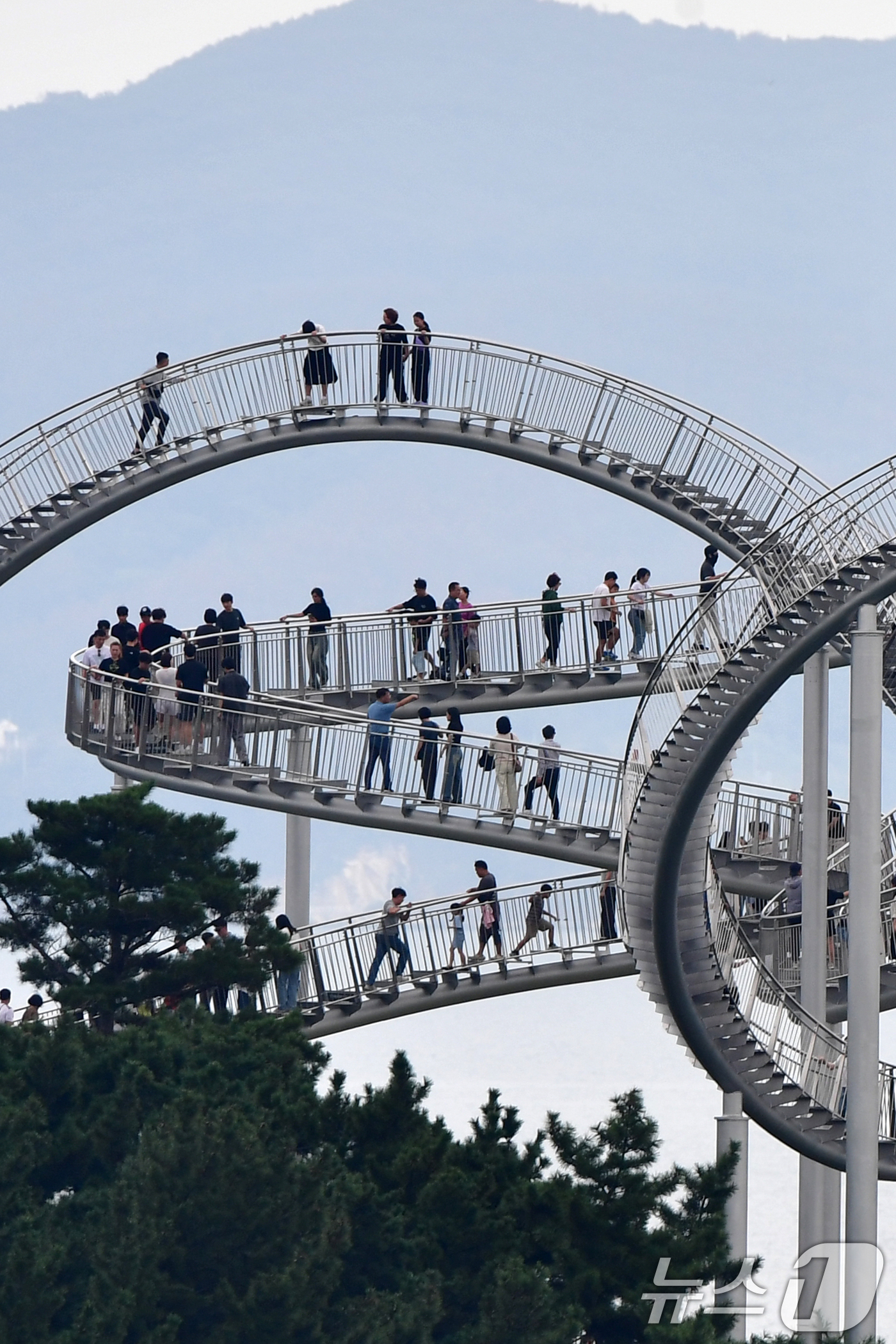 (포항=뉴스1) 최창호 기자 = 추석 연휴 사흘째인 5일 경북 포항시 북구 환여동 스페이스워크에서 귀성객과 관광객들이 연휴를 즐기고 있다.  2025.10.5/뉴스1