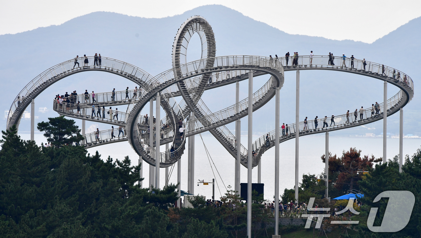 (포항=뉴스1) 최창호 기자 = 추석 연휴 사흘째인 5일 경북 포항시 북구 환여동 스페이스워크에서 귀성객과 관광객들이 연휴를 즐기고 있다. 2025.10.5/뉴스1