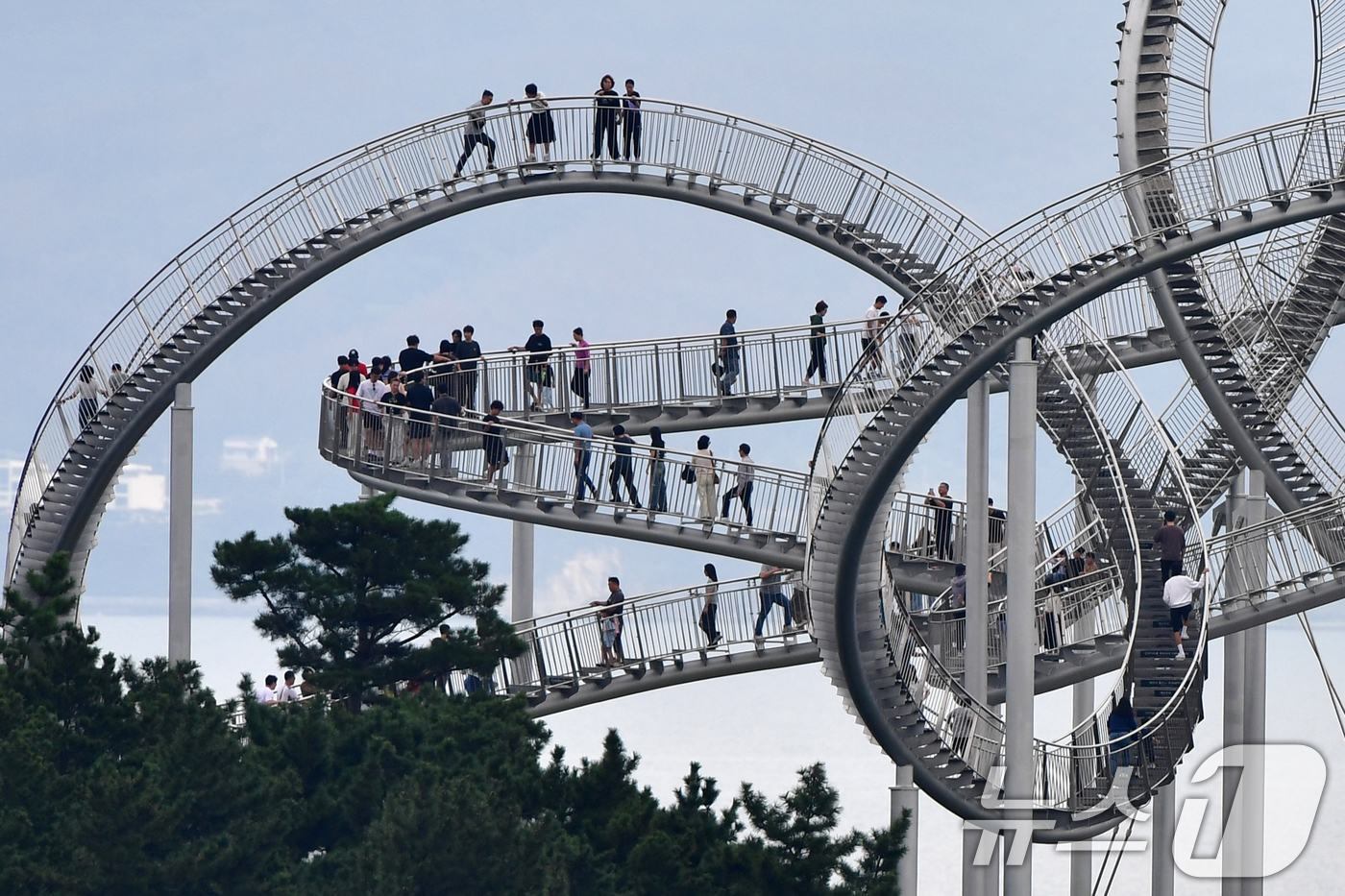 (포항=뉴스1) 최창호 기자 = 추석 연휴 사흘째인 5일 경북 포항시 북구 환여동 스페이스워크에서 귀성객과 관광객들이 연휴를 즐기고 있다. 2025.10.5/뉴스1