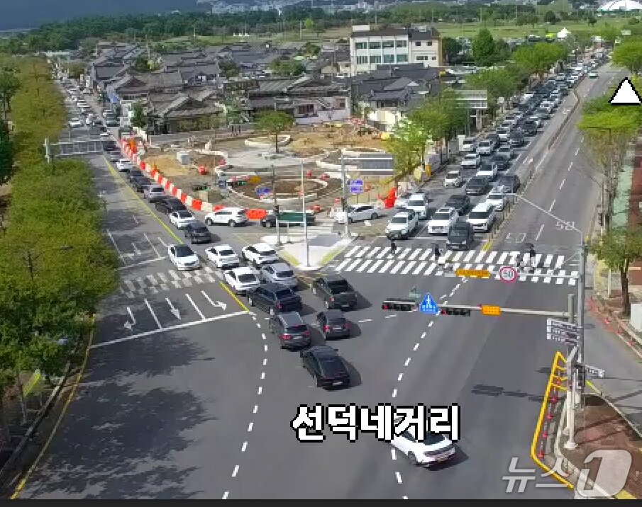 본문 이미지 - 5일 경북 경주시 선덕네거리에서 대릉원과 황리단길로 가려는 차량들로 정체를 빚고 있다. &#40;경주시교통CCTV 갈무리, 재팬매 및 DB금지&#41; 2025.10.5/뉴스1 