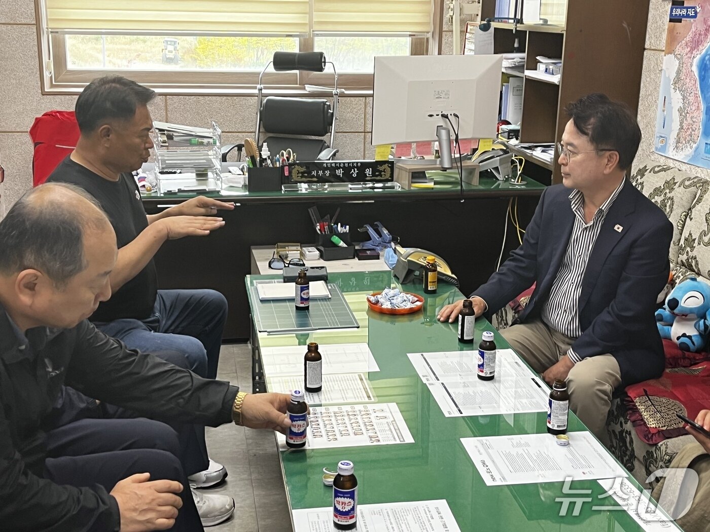 본문 이미지 -  개인택시춘천시지부 찾은 육동한 춘천시장.&#40;춘천시 제공, 재판매 및 DB금지&#41;