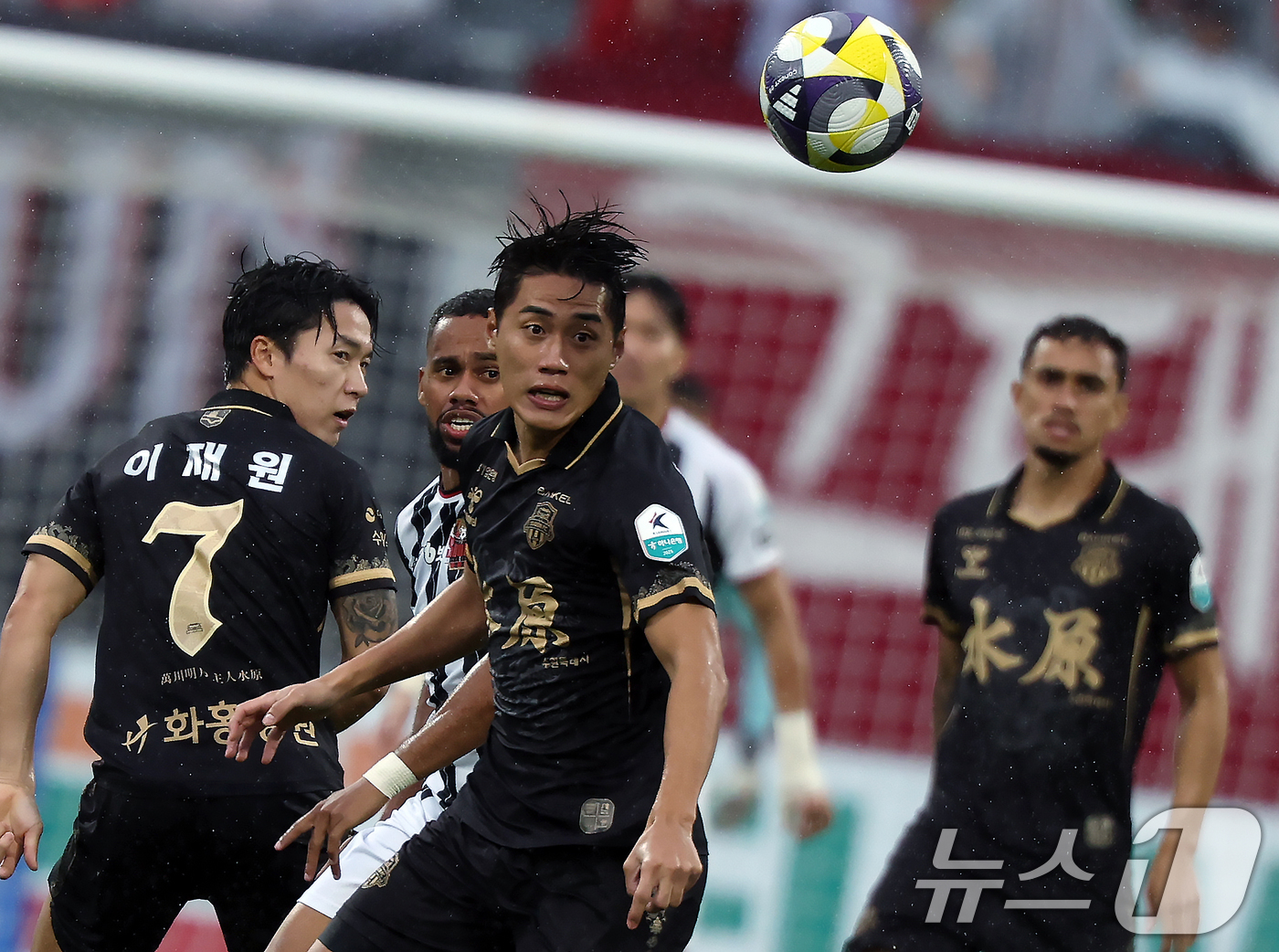 (수원=뉴스1) 박정호 기자 = 5일 오후 경기도 수원시 장안구 수원종합운동장에서 열린 하나은행 K리그1 2025 32라운드 수원FC와 FC서울의 경기에서 서울 안데르손과 수원 한 …
