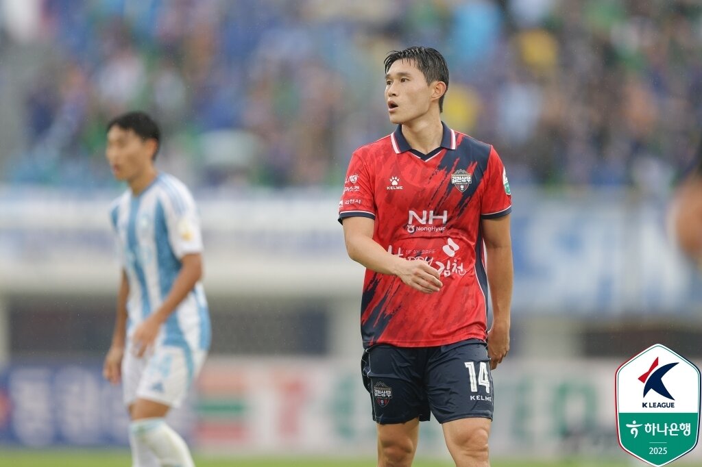 본문 이미지 - 김천 상무 이동경은 5일 열린 울산 HD와 하나은행 K리그1 2025 32라운드 홈 경기에서 1골 1도움을 기록하며 10골-10도움을 달성했다. &#40;한국프로축구연맹 제공&#41;