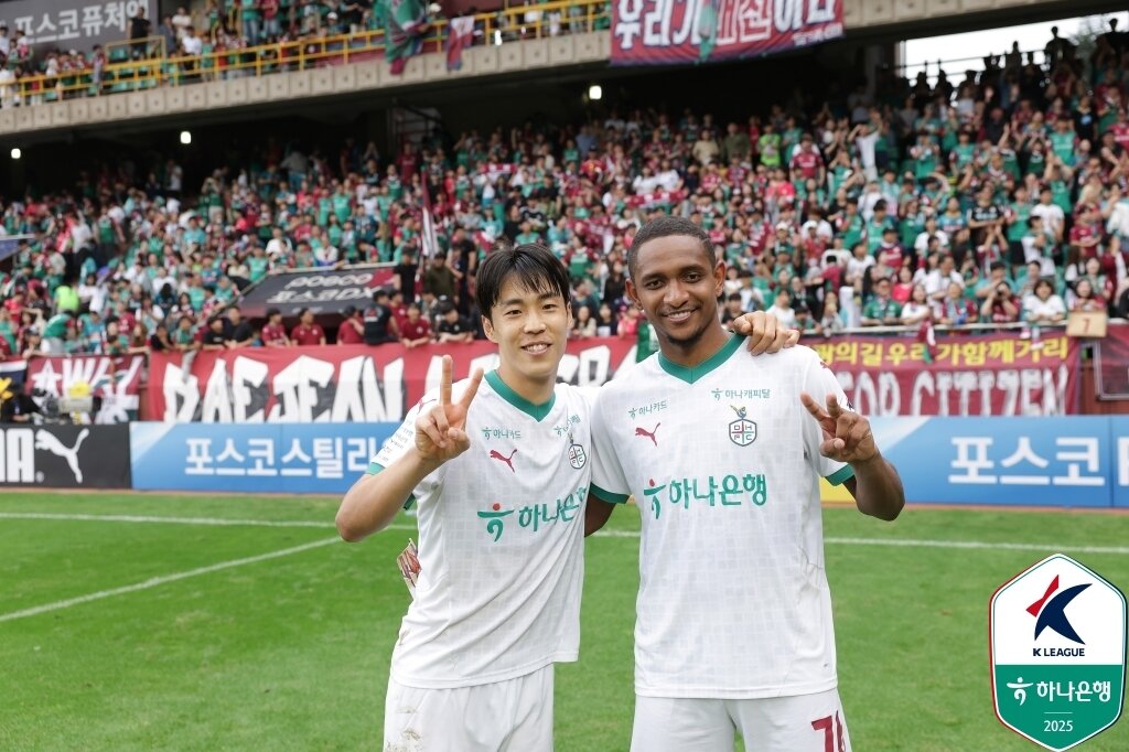 본문 이미지 - 대전 하나시티즌의 마사&#40;왼쪽&#41;와 에르난데스가 5일 열린 포항 스틸러스와 하나은행 K리그1 2025 32라운드 원정 경기에서 팀의 3-1 승리를 이끌었다. &#40;한국프로축구연맹 제공&#41;