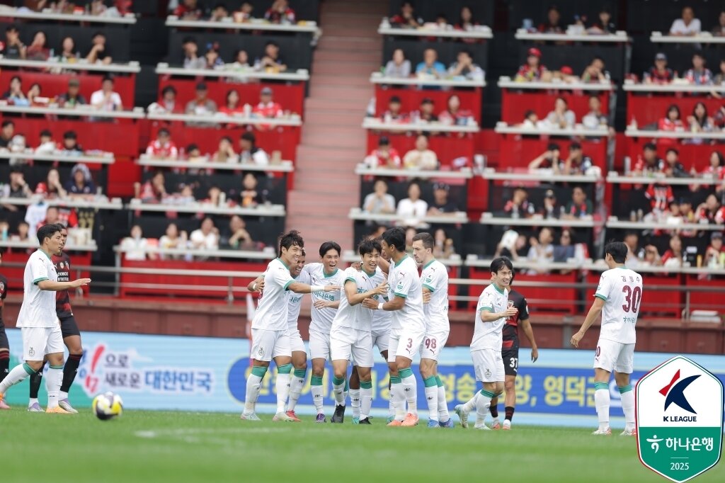 본문 이미지 - 대전 하나시티즌이 5일 열린 하나은행 K리그1 2025 32라운드 원정 경기에서 포항 스틸러스에 3-1로 이겼다. &#40;한국프로축구연맹 제공&#41;