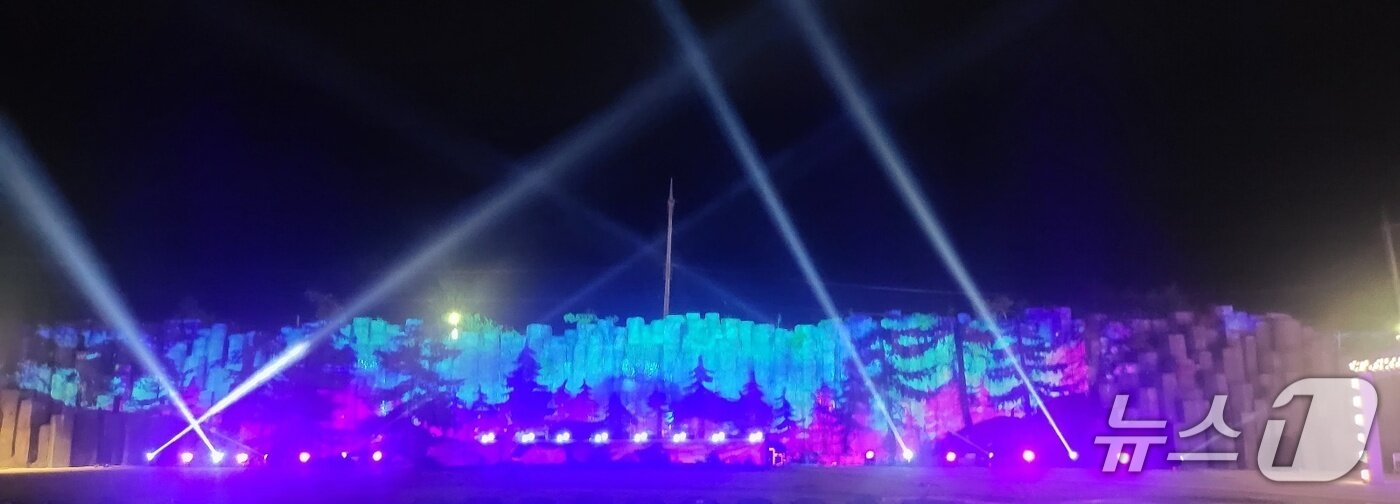 본문 이미지 - &#39;2025 평창 에코 라이트&#39;가 이달 3~12일 오후 6시~8시 30분 강원 평창군 평창읍 노람들 에코랜드에서 열리는 가운데, 개최 하루 전인 지난 2일 오후 7시 현장 &#39;프레스 데이&#39;를 통해 주요 프로그램인 &#39;달빛 낭만&#39;을 선보인 모습. 2025.10.2/뉴스1 신관호 기자