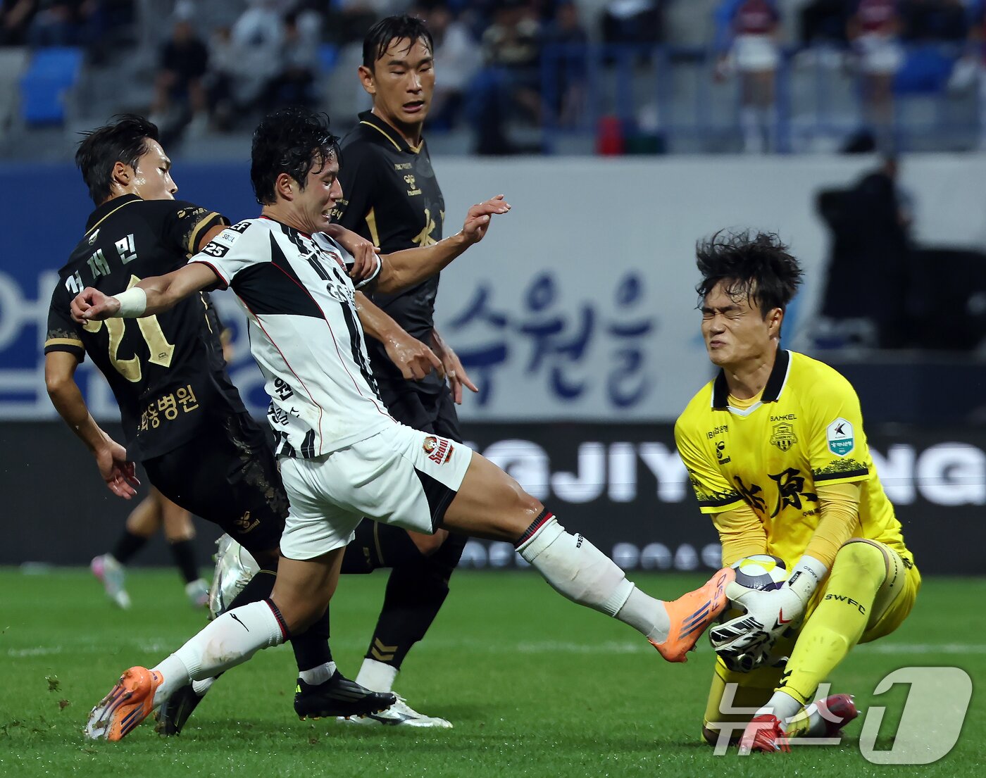 본문 이미지 - 5일 오후 경기도 수원시 장안구 수원종합운동장에서 열린 하나은행 K리그1 2025 32라운드 수원FC와 FC서울의 경기에서 서울 정승원이 수원 황재윤 골키퍼와 치열한 승부를 펼치고 있다. 2025.10.5/뉴스1 ⓒ News1 박정호 기자