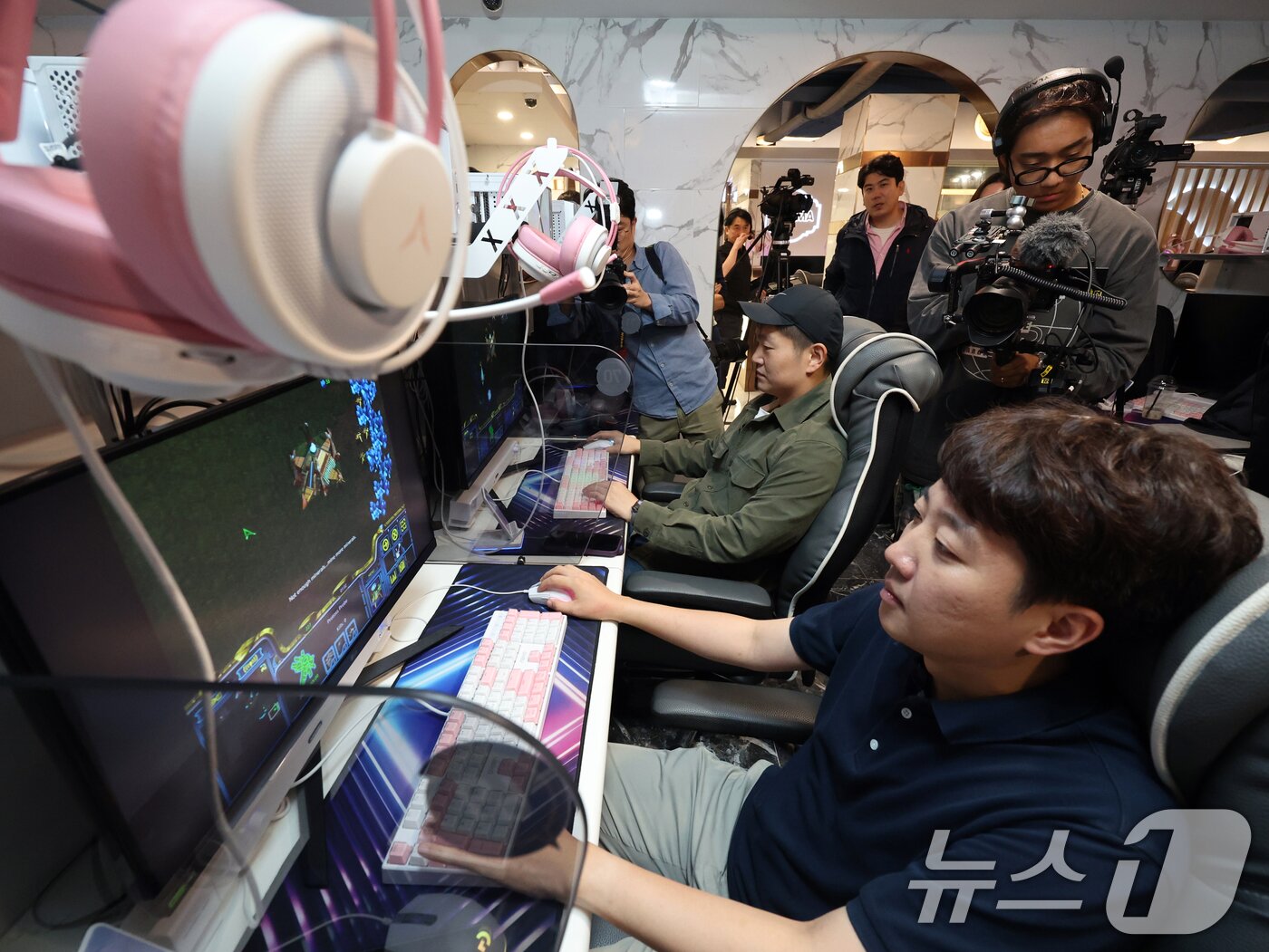 본문 이미지 - 이준석 개혁신당 대표와 김재섭 국민의힘 의원이 지난 5일 오후 서울 영등포구의 한 PC방에서 열린 &#39;한가위 기념 민속놀이 대회 스타 정치인&#39; 행사에서 스타크래프트 게임을 하고 있다. 2025.10.5/뉴스1 ⓒ News1 황기선 기자