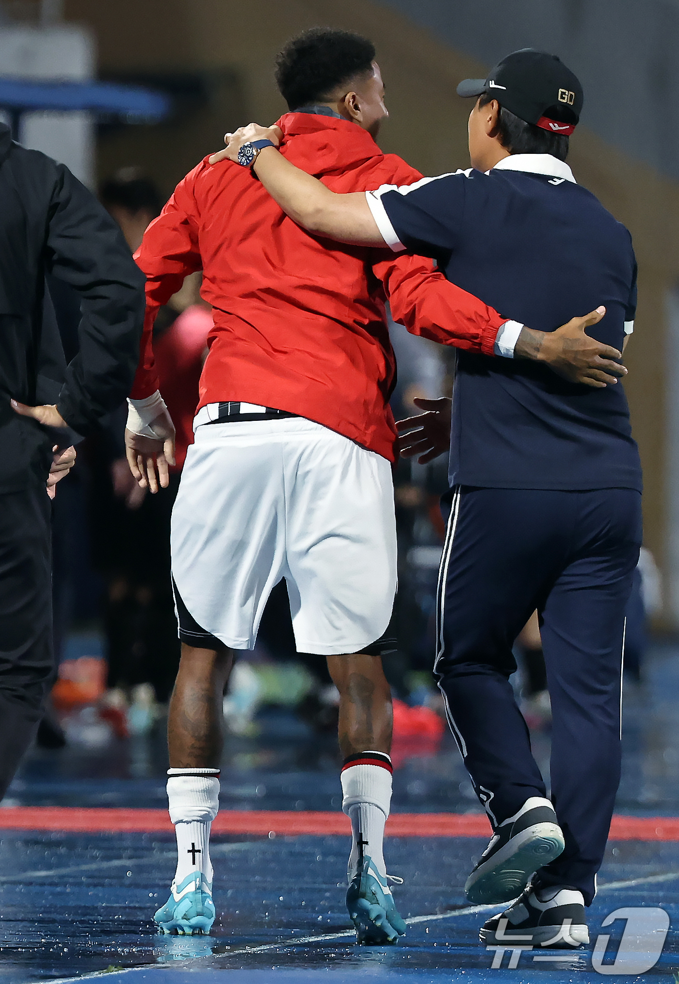 (수원=뉴스1) 박정호 기자 = 5일 오후 경기도 수원시 장안구 수원종합운동장에서 열린 하나은행 K리그1 2025 32라운드 수원FC와 FC서울의 경기를 1대1로 마친 서울 김기동 …