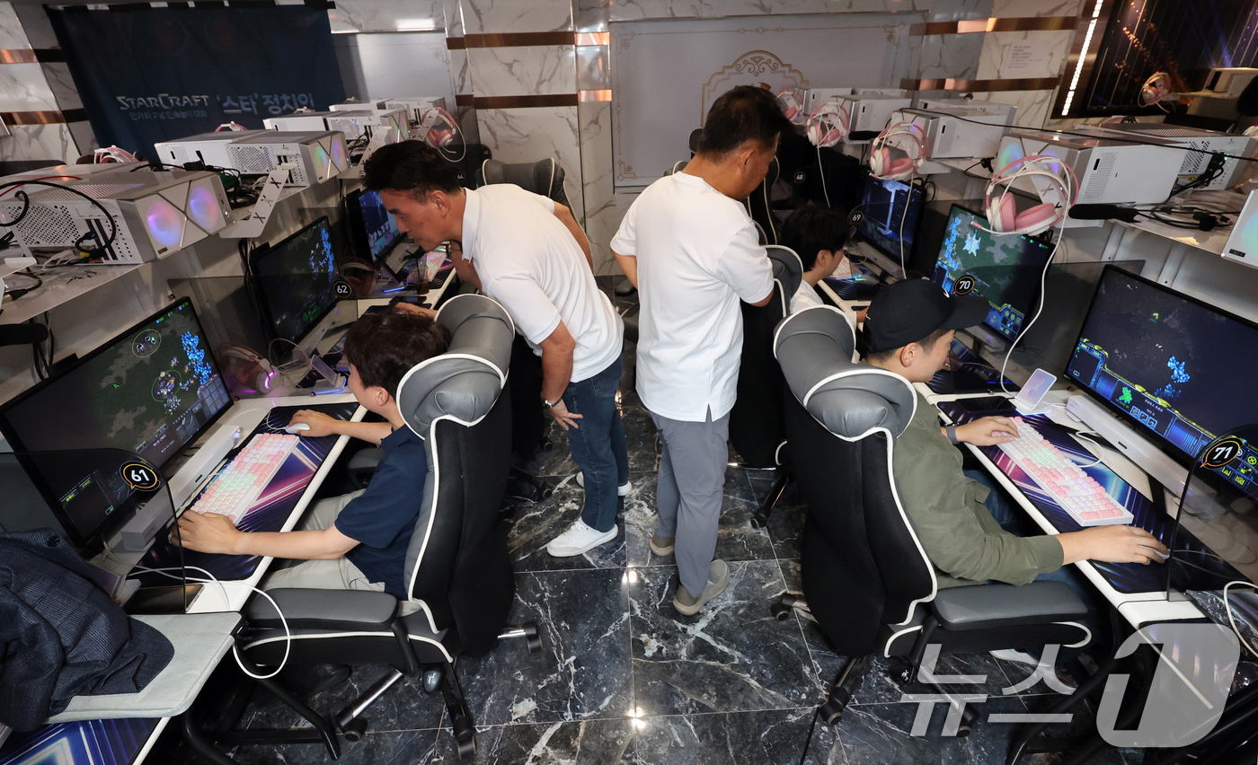 (서울=뉴스1) 황기선 기자 = 이준석 개혁신당 대표와 김재섭 국민의힘 의원이 5일 오후 서울 영등포구의 한 PC방에서 열린 '한가위 기념 민속놀이 대회 스타 정치인' 행사에서 스 …