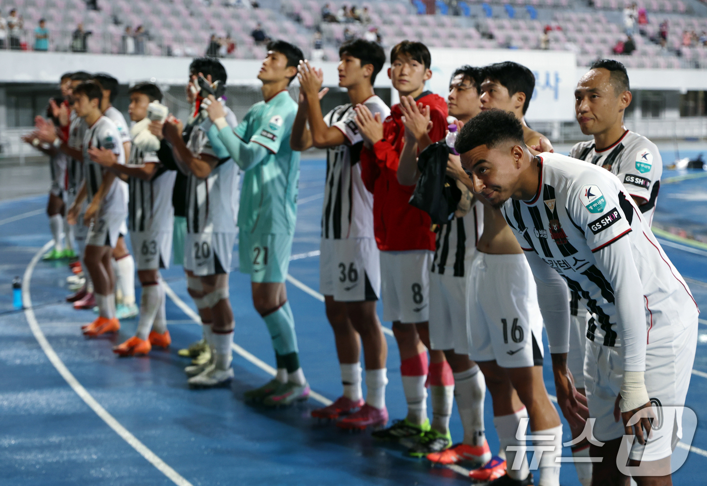 (수원=뉴스1) 박정호 기자 = 5일 오후 경기도 수원시 장안구 수원종합운동장에서 열린 하나은행 K리그1 2025 32라운드 수원FC와 FC서울의 경기를 1대1 무승부로 마친 서울 …