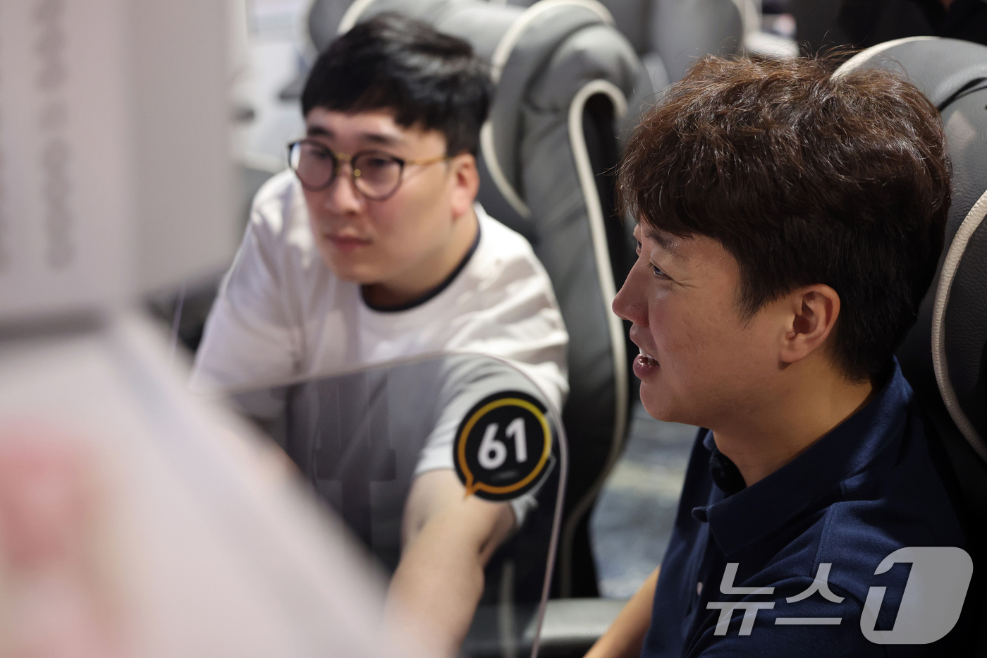 (서울=뉴스1) 황기선 기자 = 이준석 개혁신당 대표가 5일 오후 서울 영등포구의 한 PC방에서 열린 '한가위 기념 민속놀이 대회 스타 정치인' 행사에서 스타크래프트 게임에 앞서 …